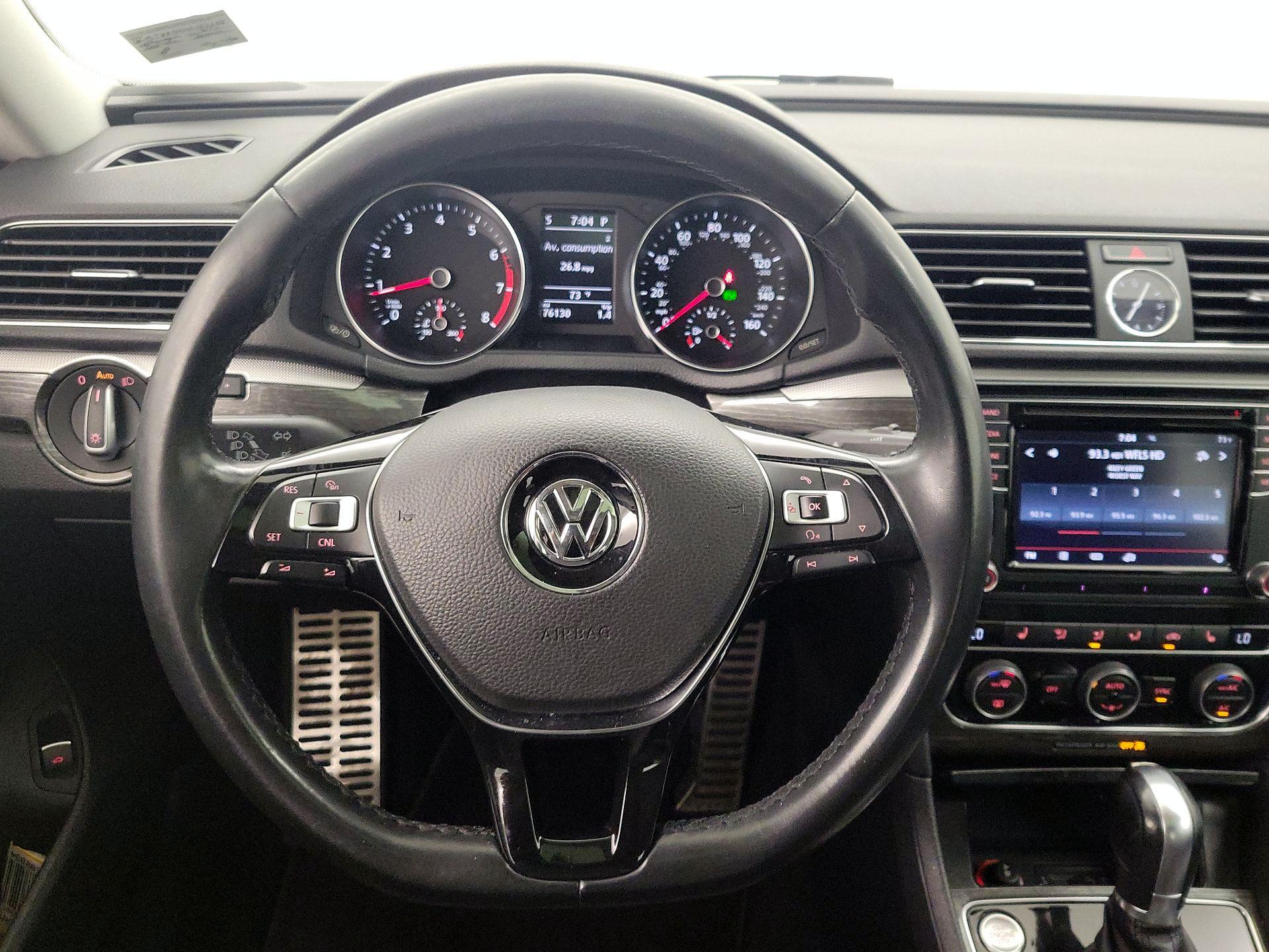 Thumbnail: 2017 Volkswagen Passat - 10