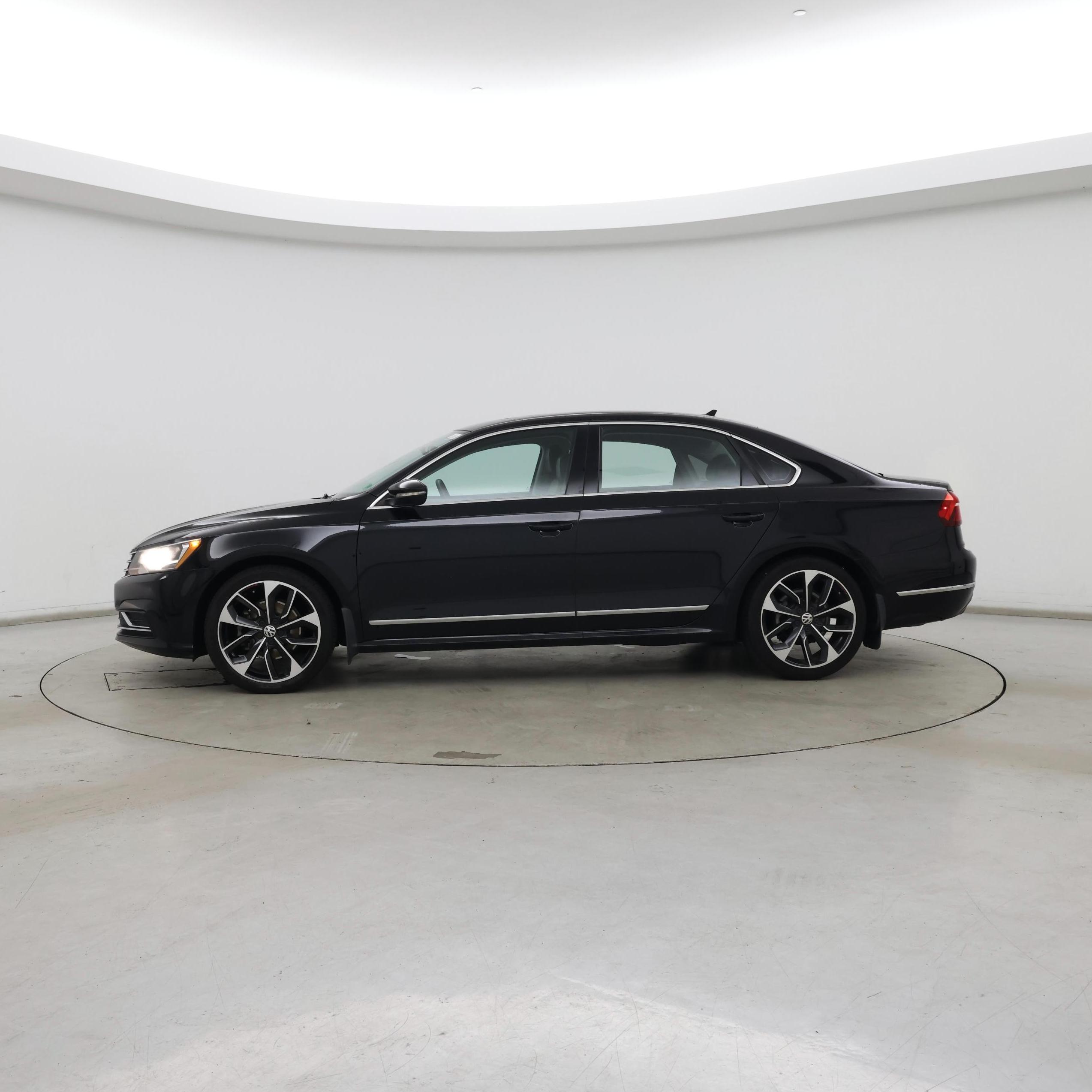 Thumbnail: 2017 Volkswagen Passat - 3