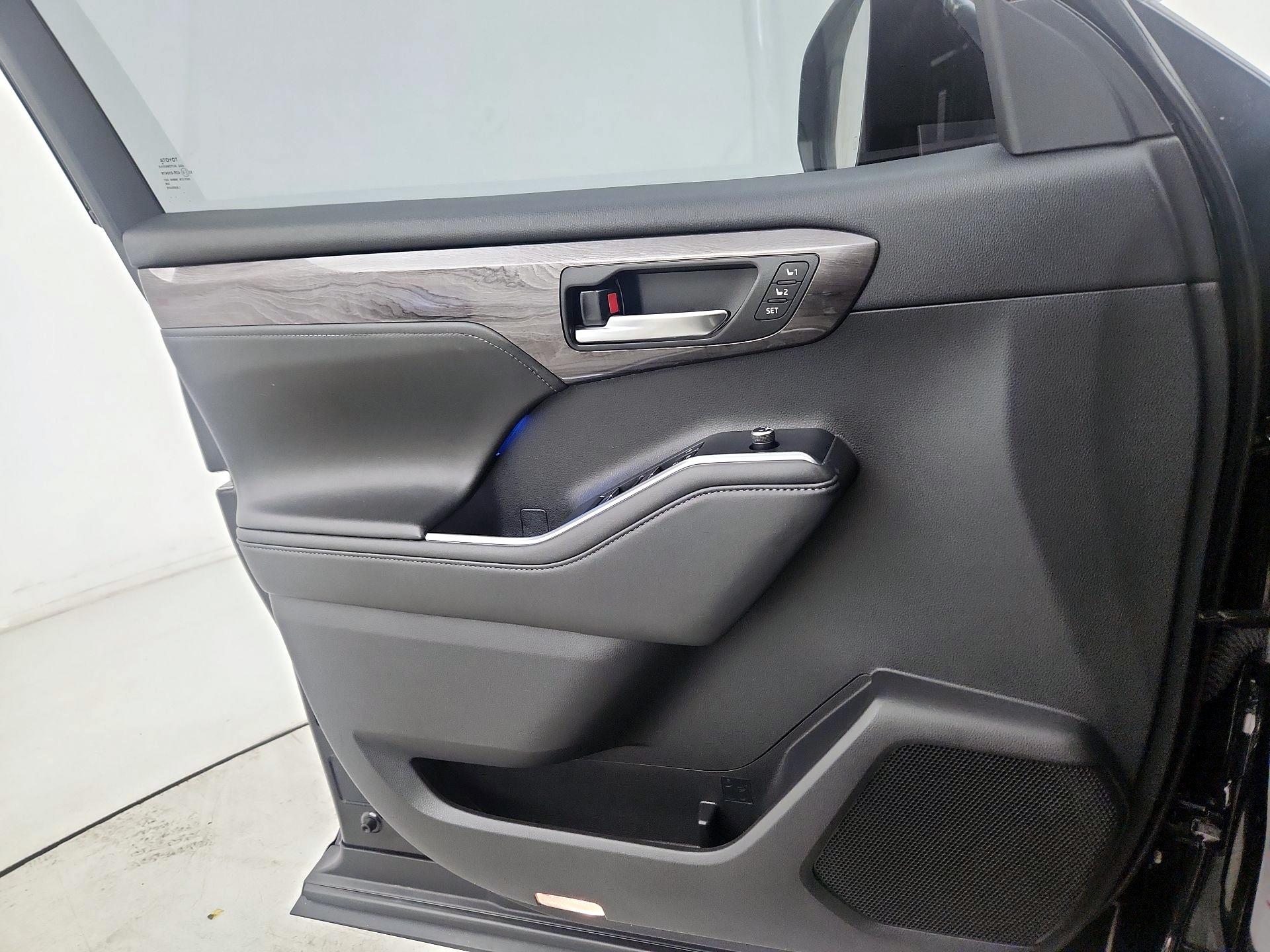 Thumbnail: 2022 Toyota Highlander - 12