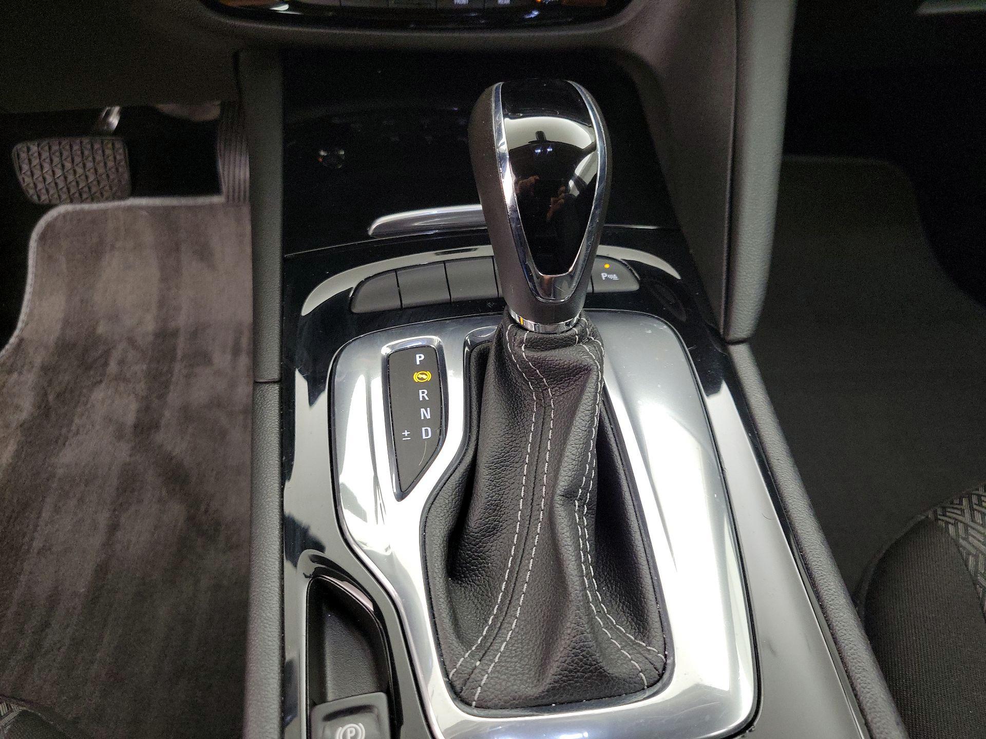 Thumbnail: 2018 Buick Regal - 17