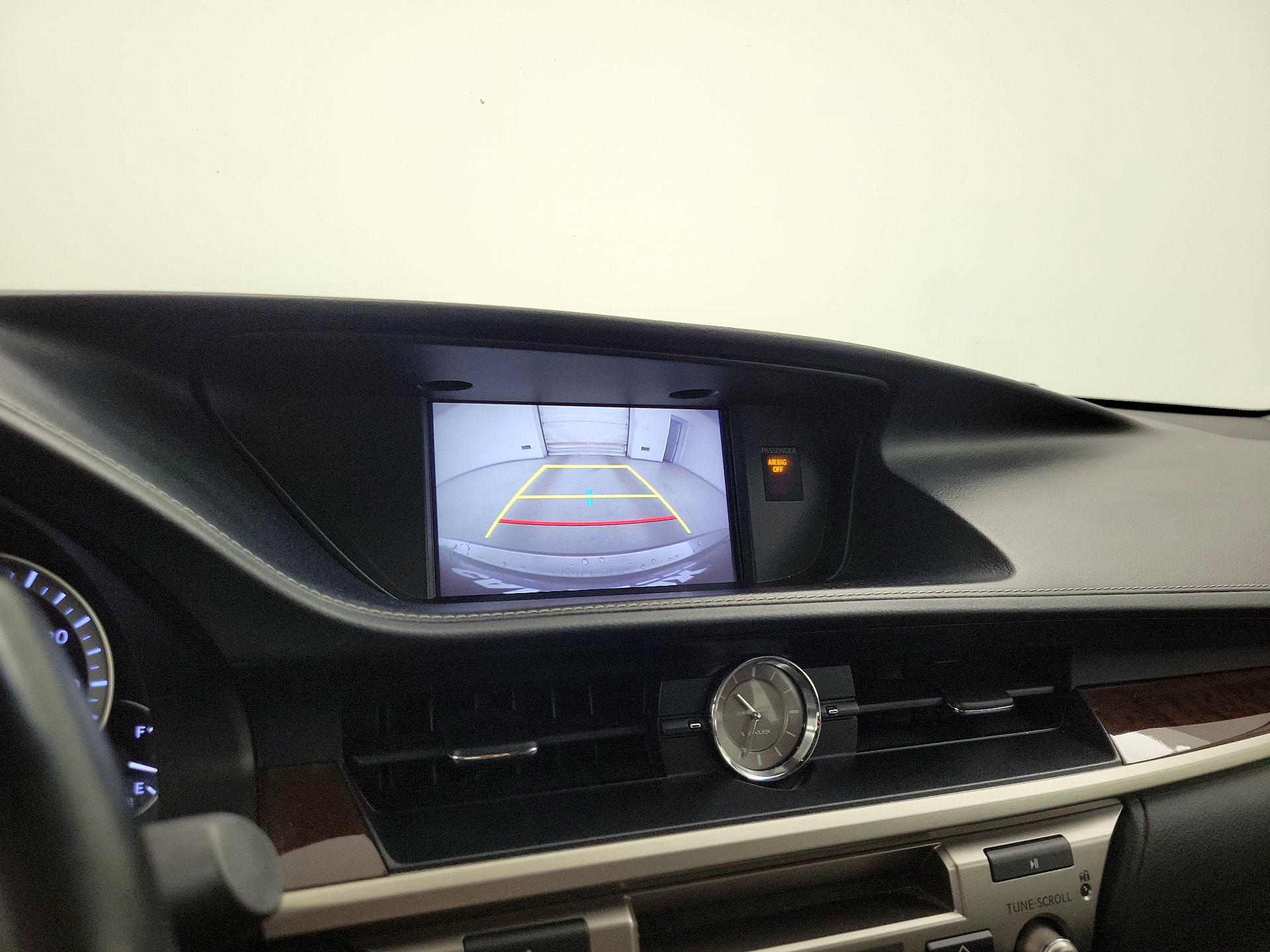 Thumbnail: 2017 Lexus ES - 15