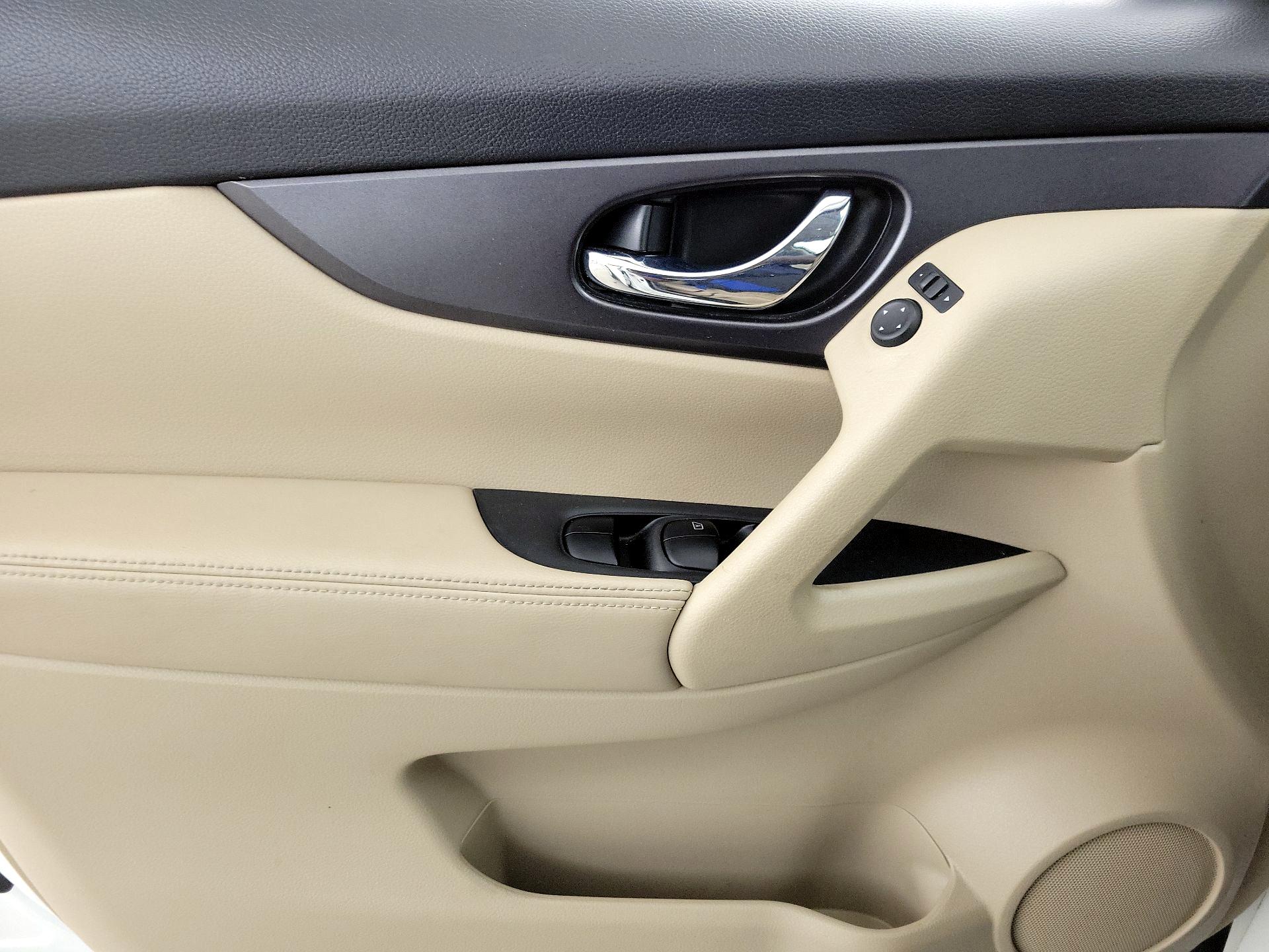 Thumbnail: 2016 Nissan Rogue - 12