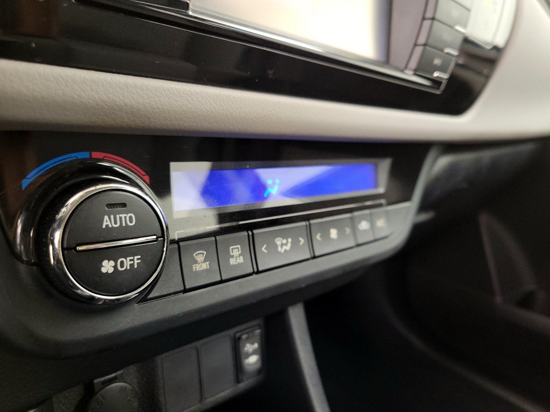 Thumbnail: 2015 Toyota Corolla - 16