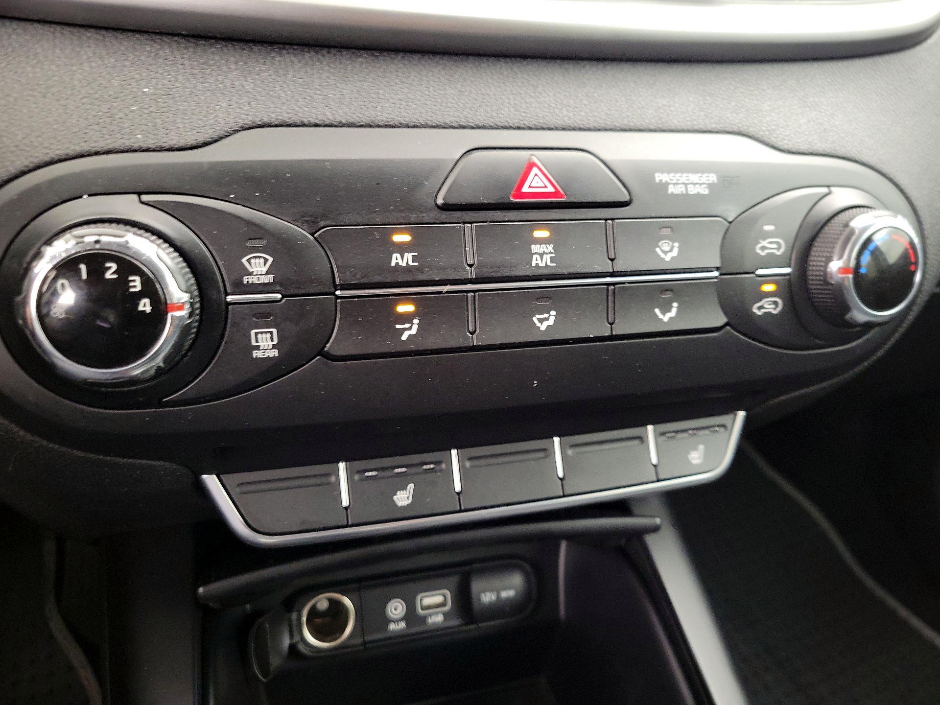 Thumbnail: 2016 Kia Sorento - 16