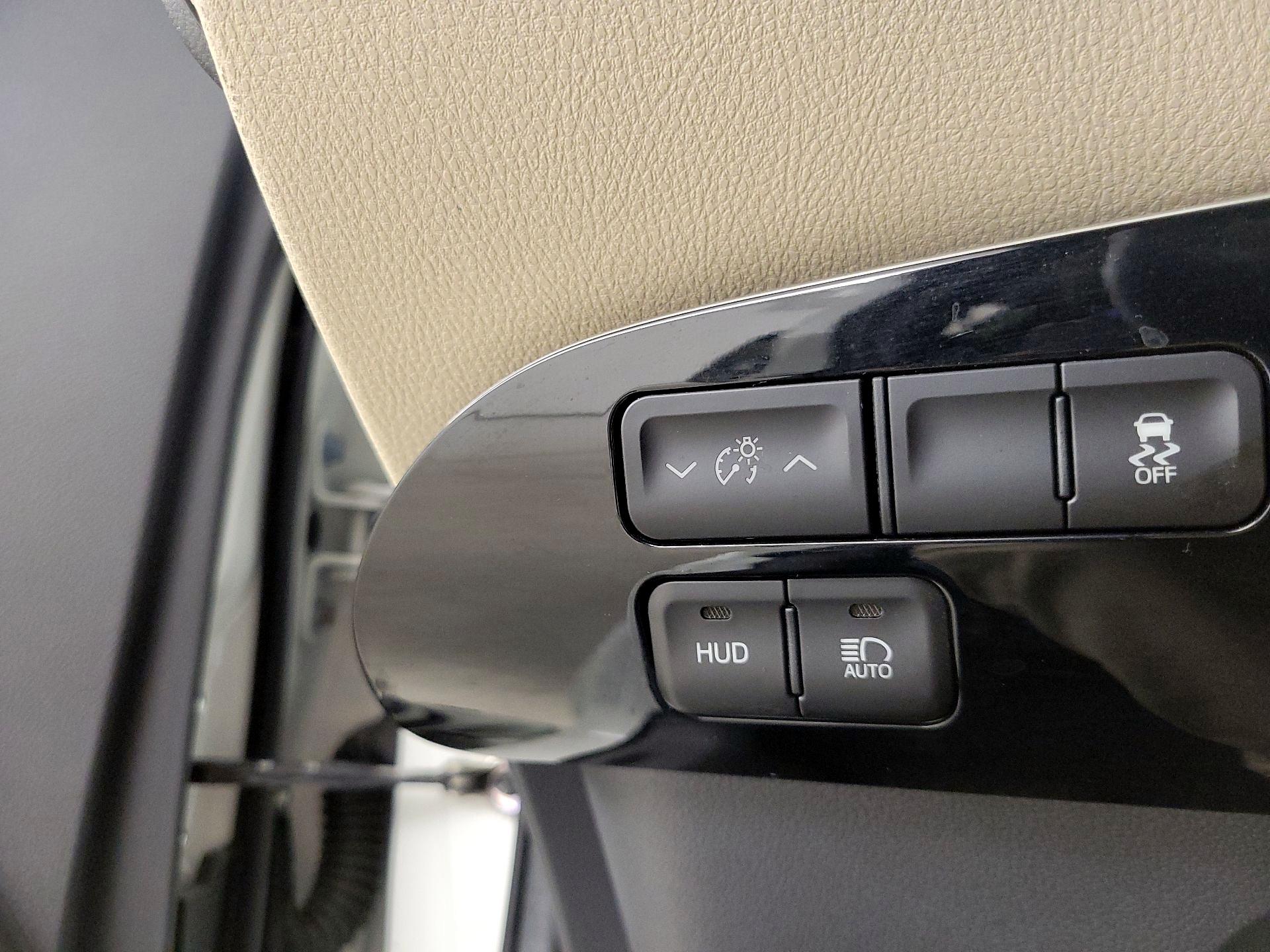 Thumbnail: 2016 Toyota Prius - 13