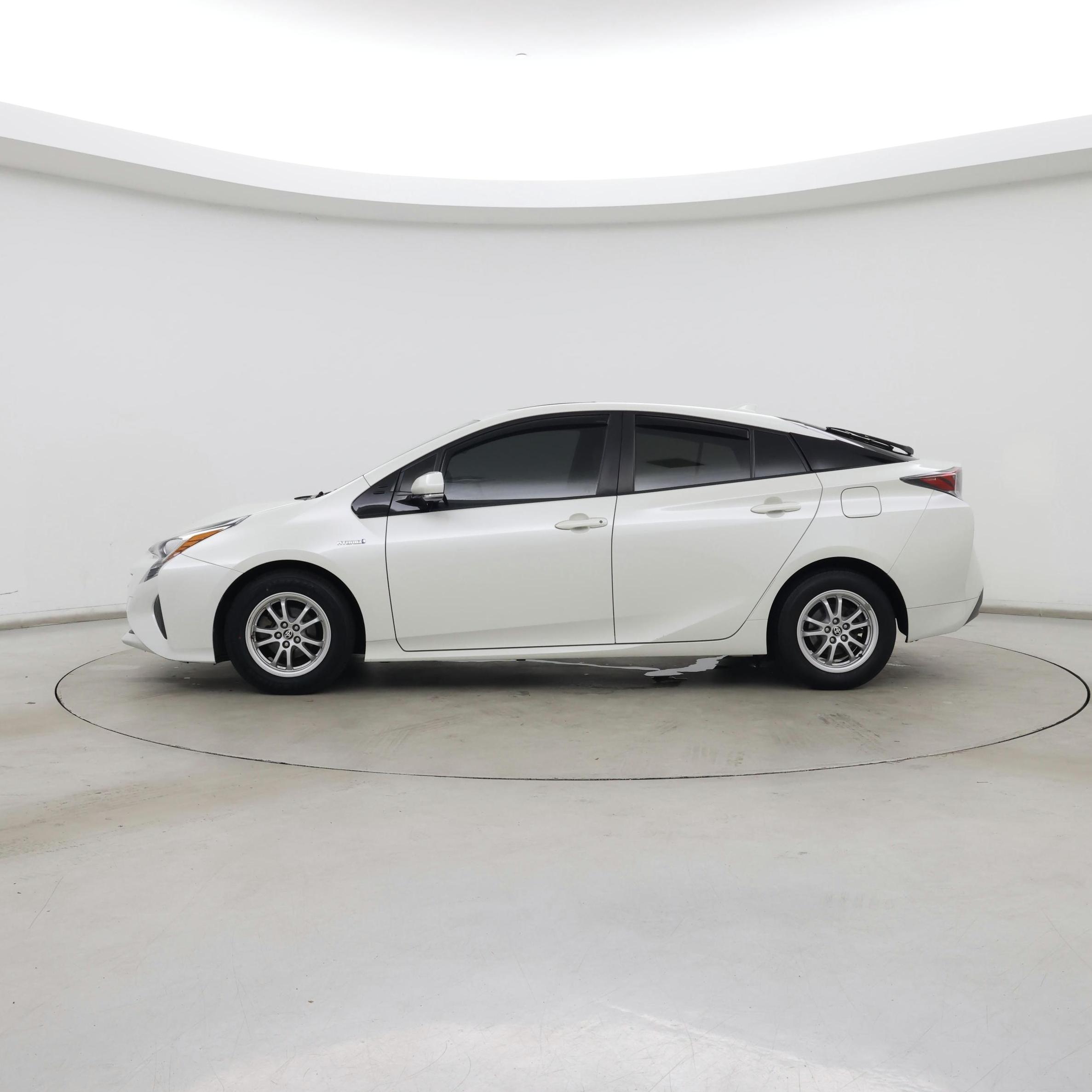 Thumbnail: 2016 Toyota Prius - 3
