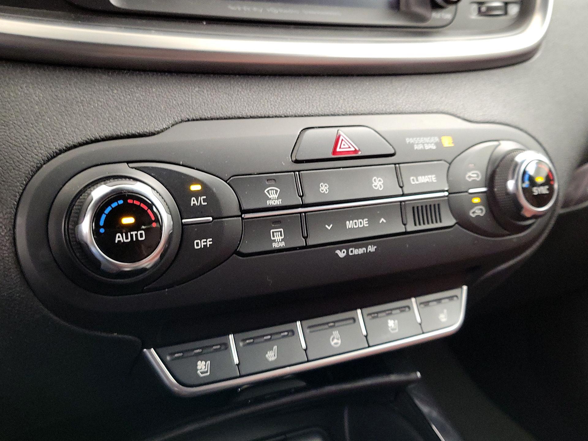 Thumbnail: 2016 Kia Sorento - 17