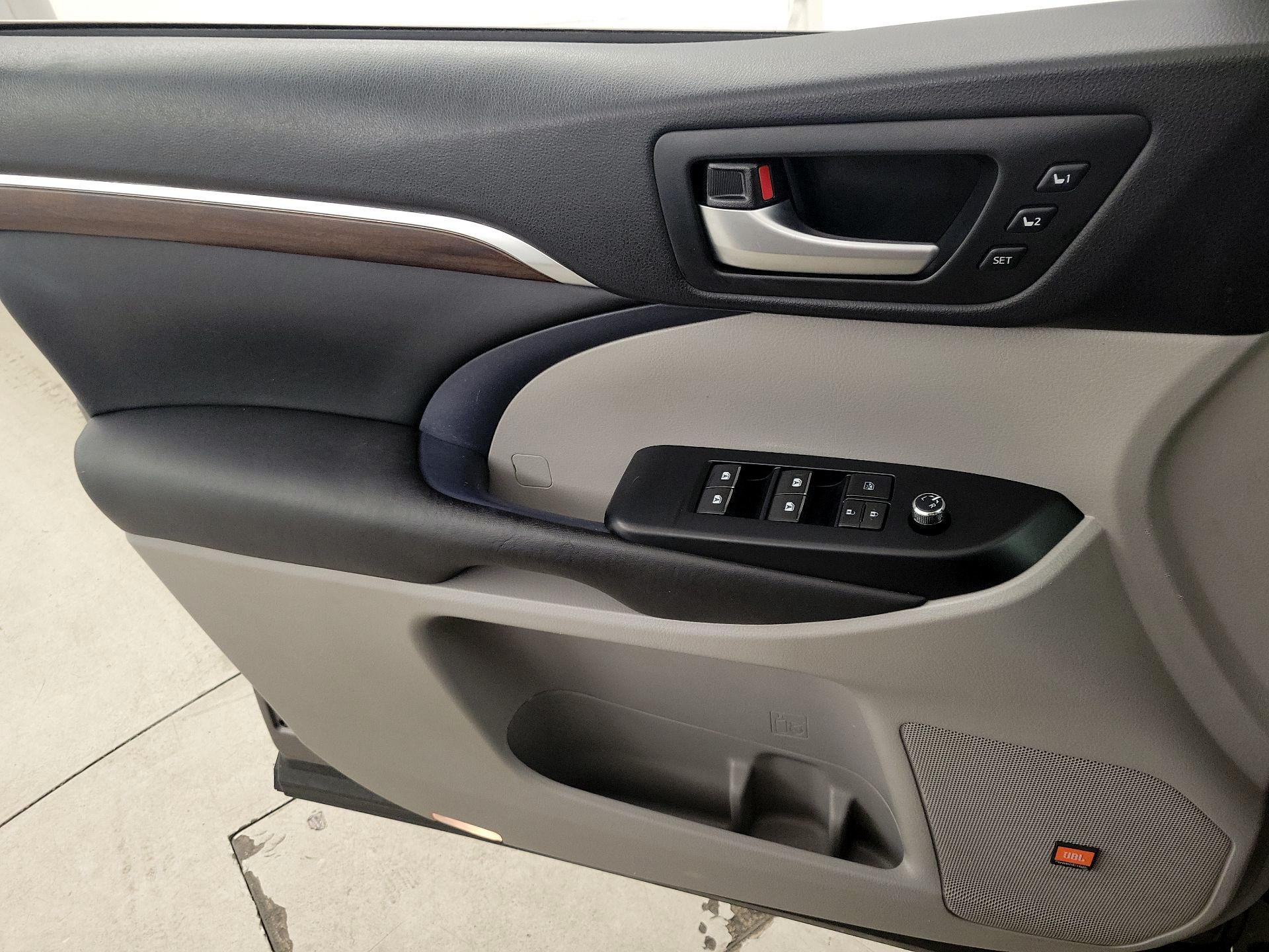 Thumbnail: 2016 Toyota Highlander - 12