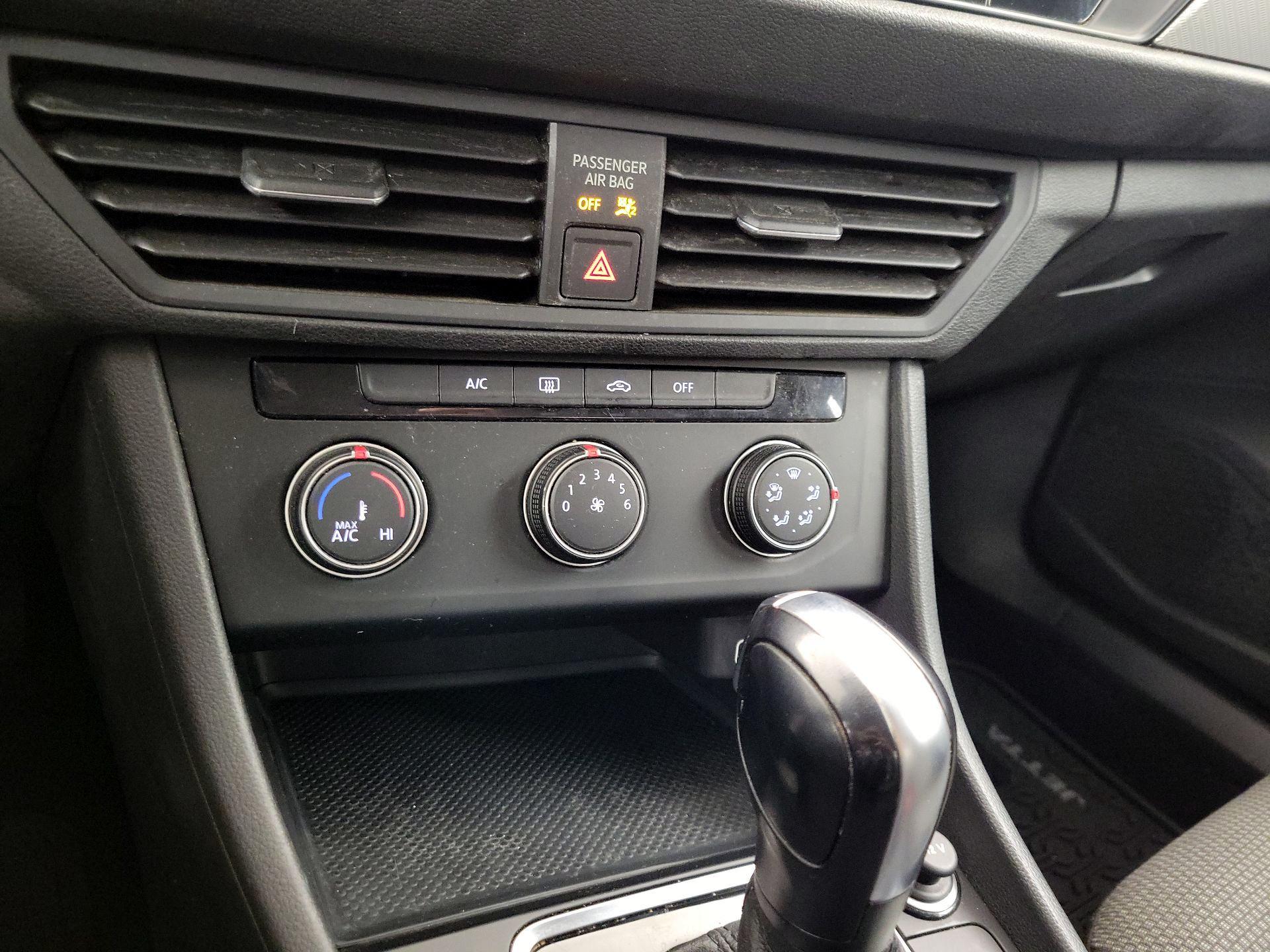 Thumbnail: 2019 Volkswagen Jetta - 16