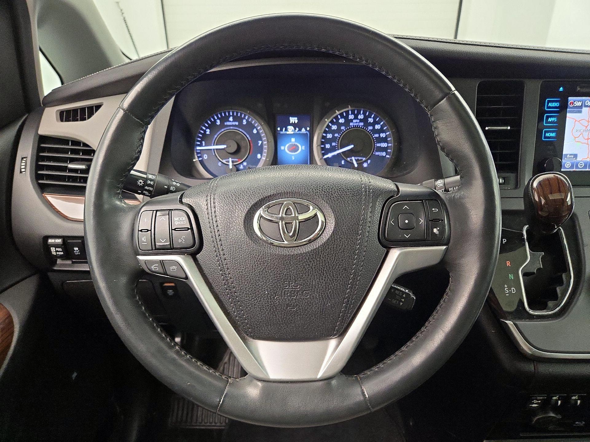 Thumbnail: 2015 Toyota Sienna - 10