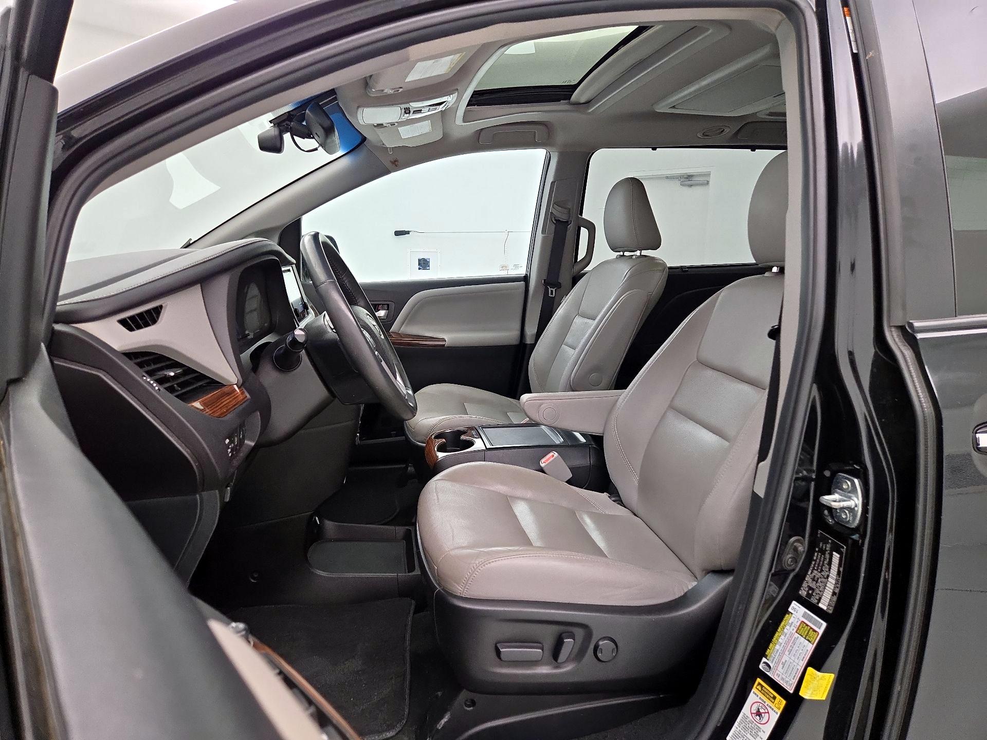 Thumbnail: 2015 Toyota Sienna - 11