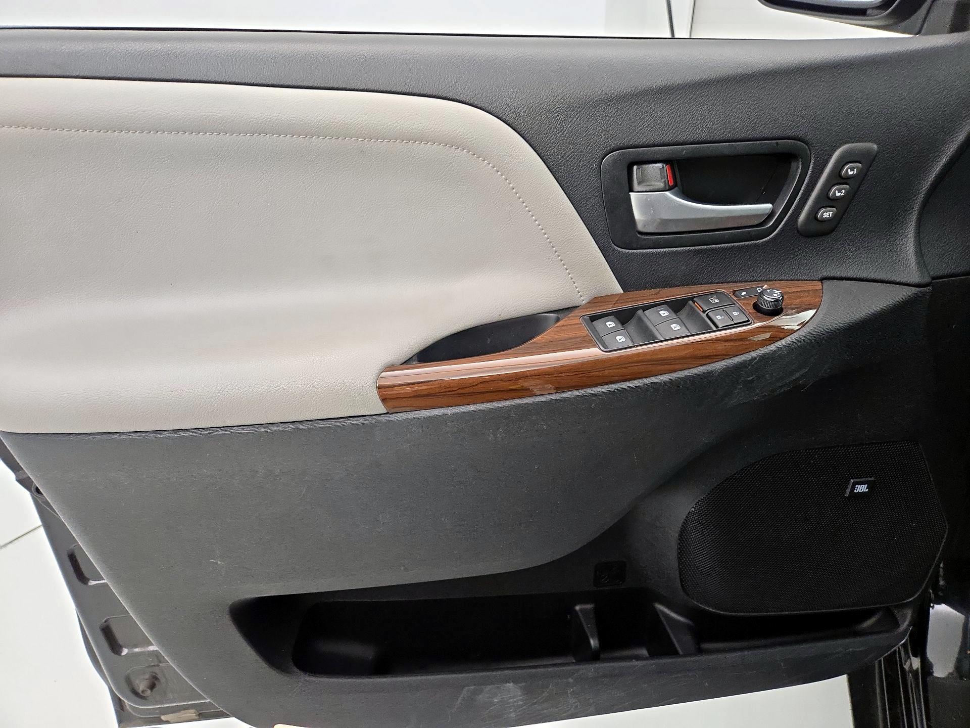 Thumbnail: 2015 Toyota Sienna - 12