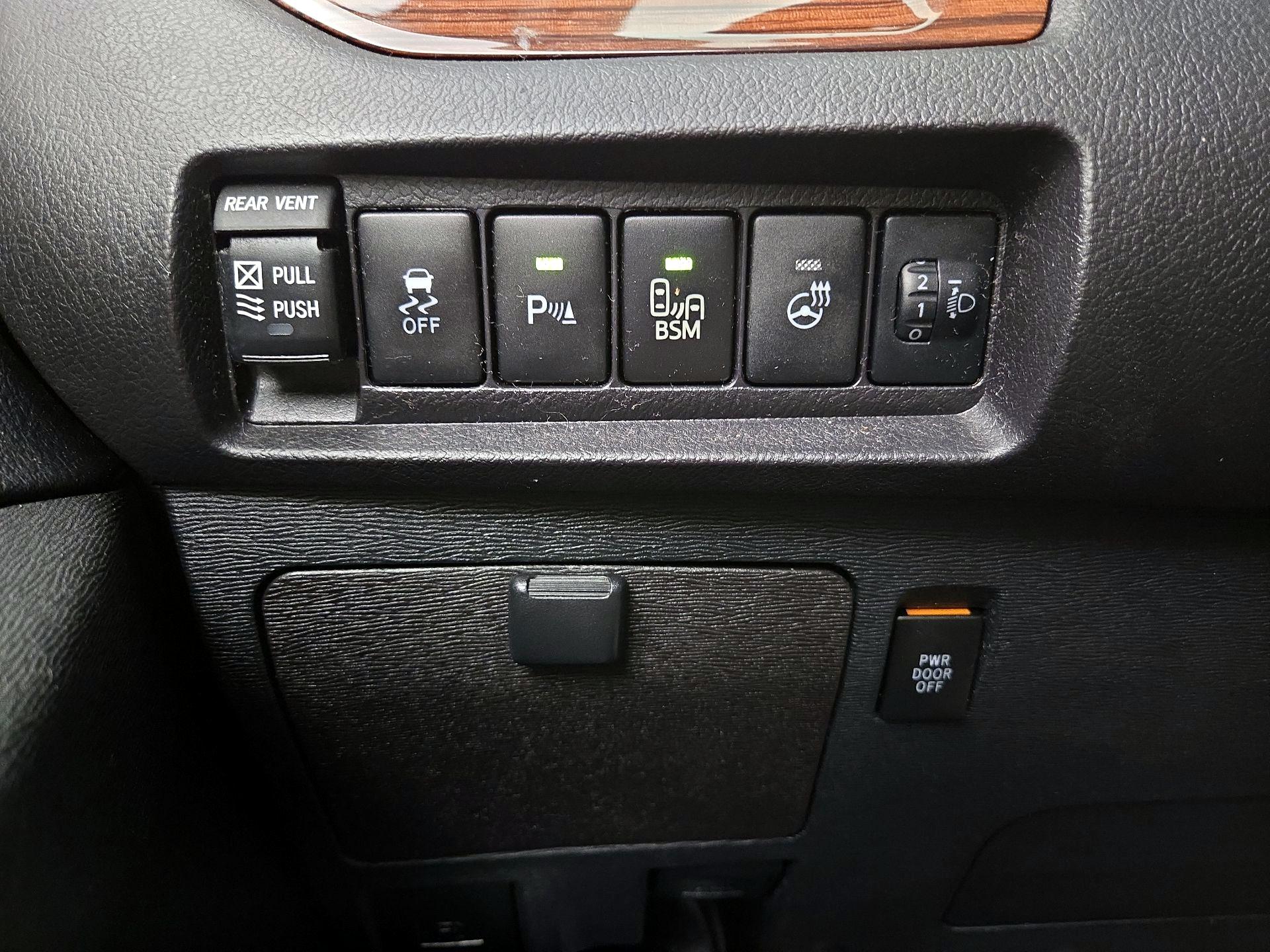 Thumbnail: 2015 Toyota Sienna - 13