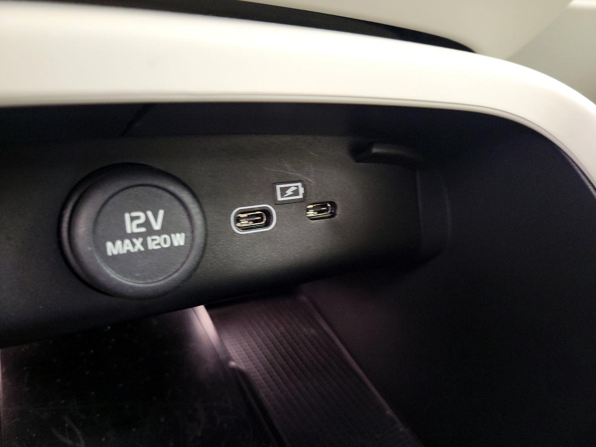 Thumbnail: 2023 Volvo XC40 - 19