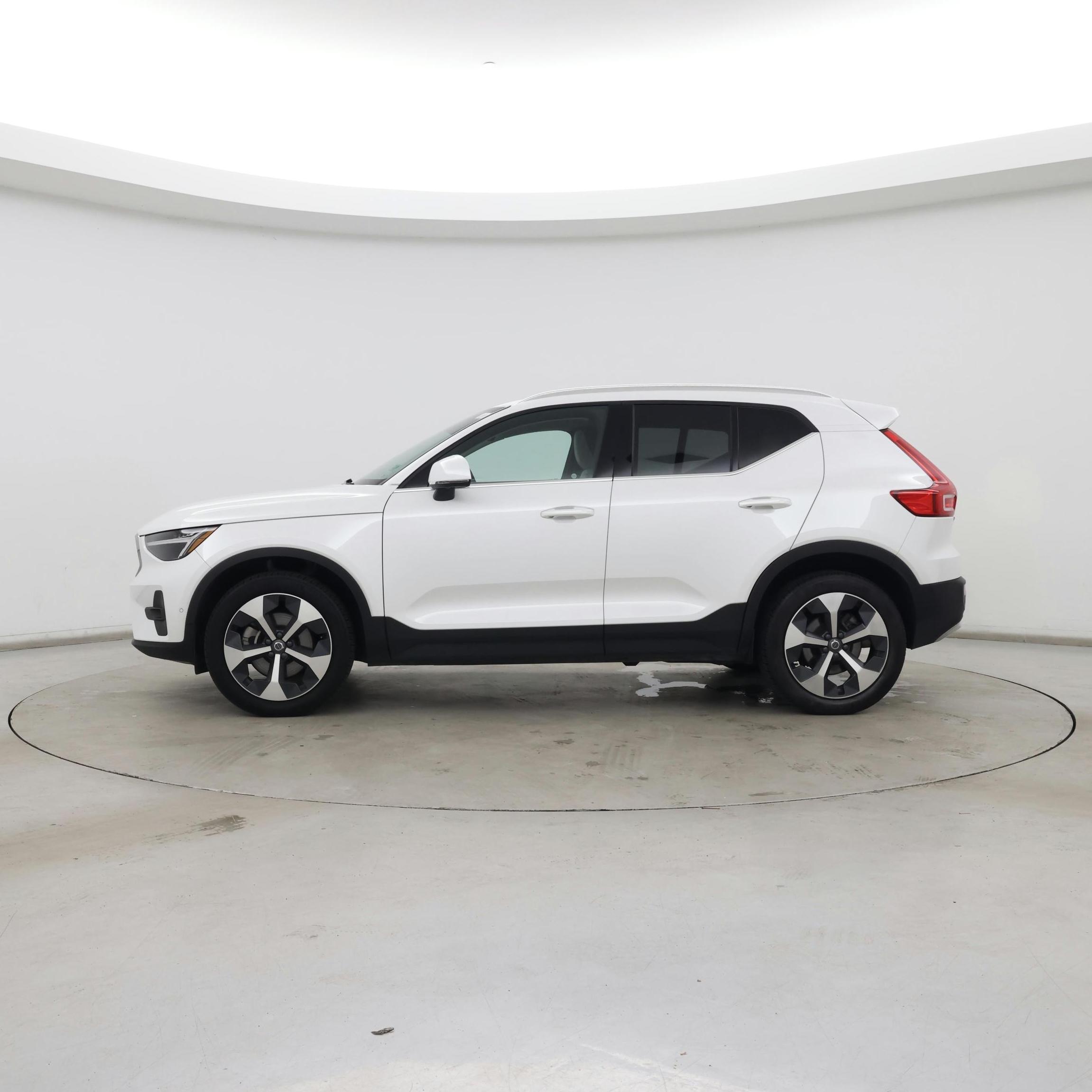 Thumbnail: 2023 Volvo XC40 - 3