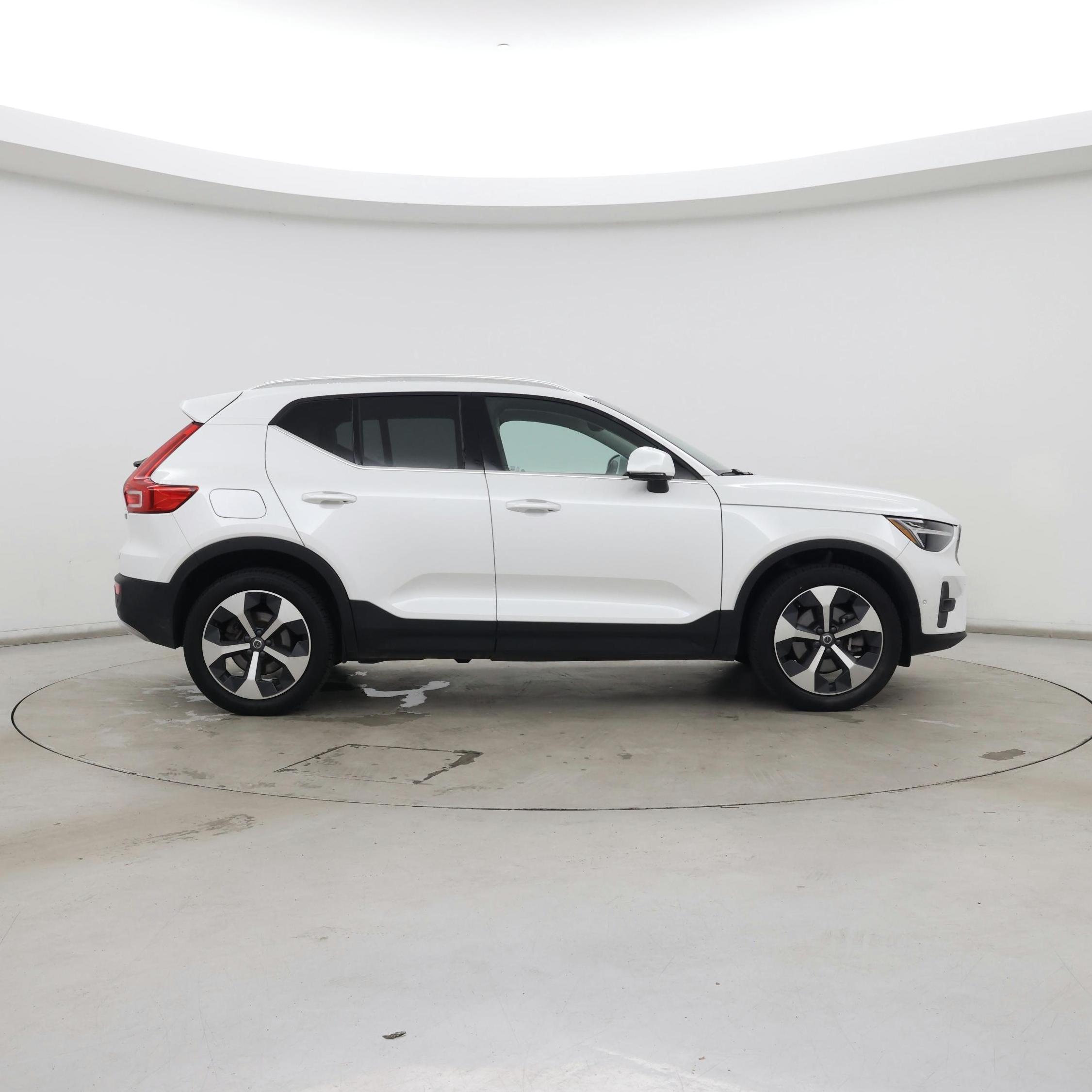 Thumbnail: 2023 Volvo XC40 - 7