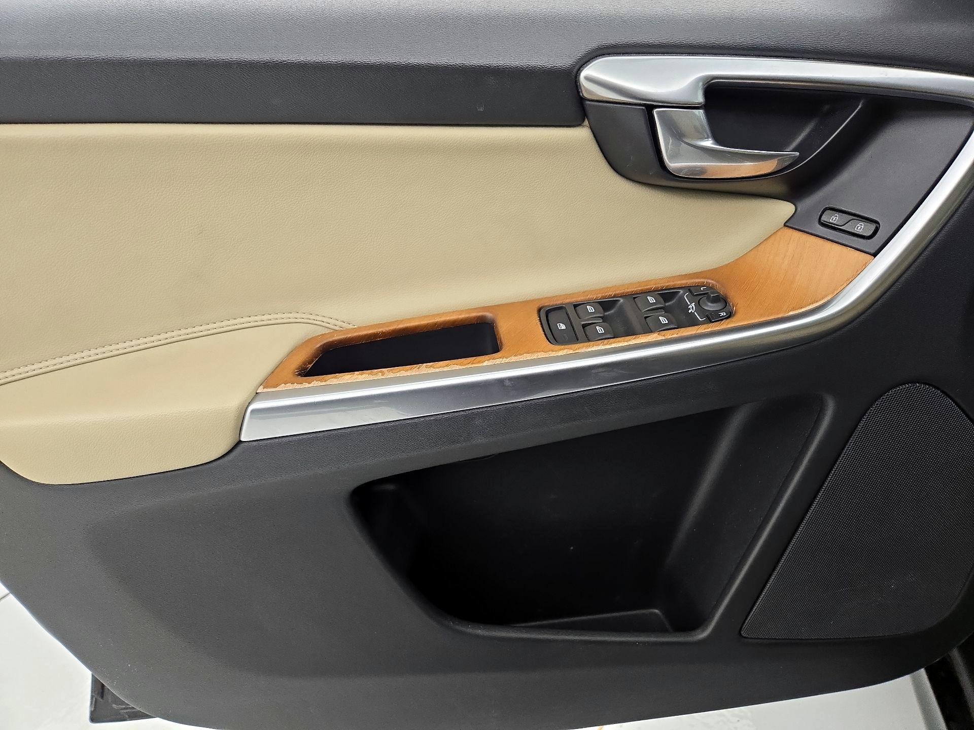 Thumbnail: 2017 Volvo XC60 - 12