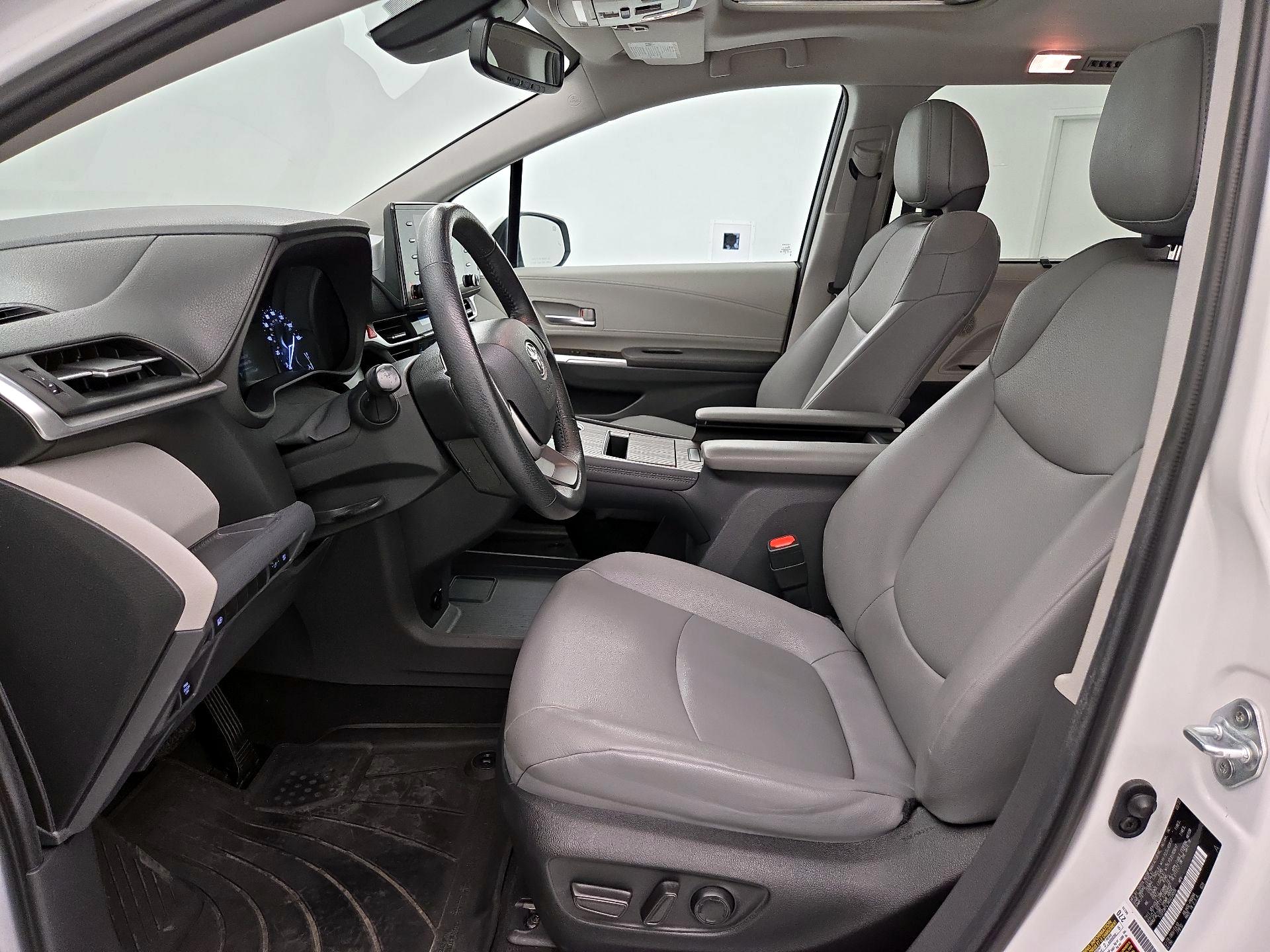 Thumbnail: 2022 Toyota Sienna - 11