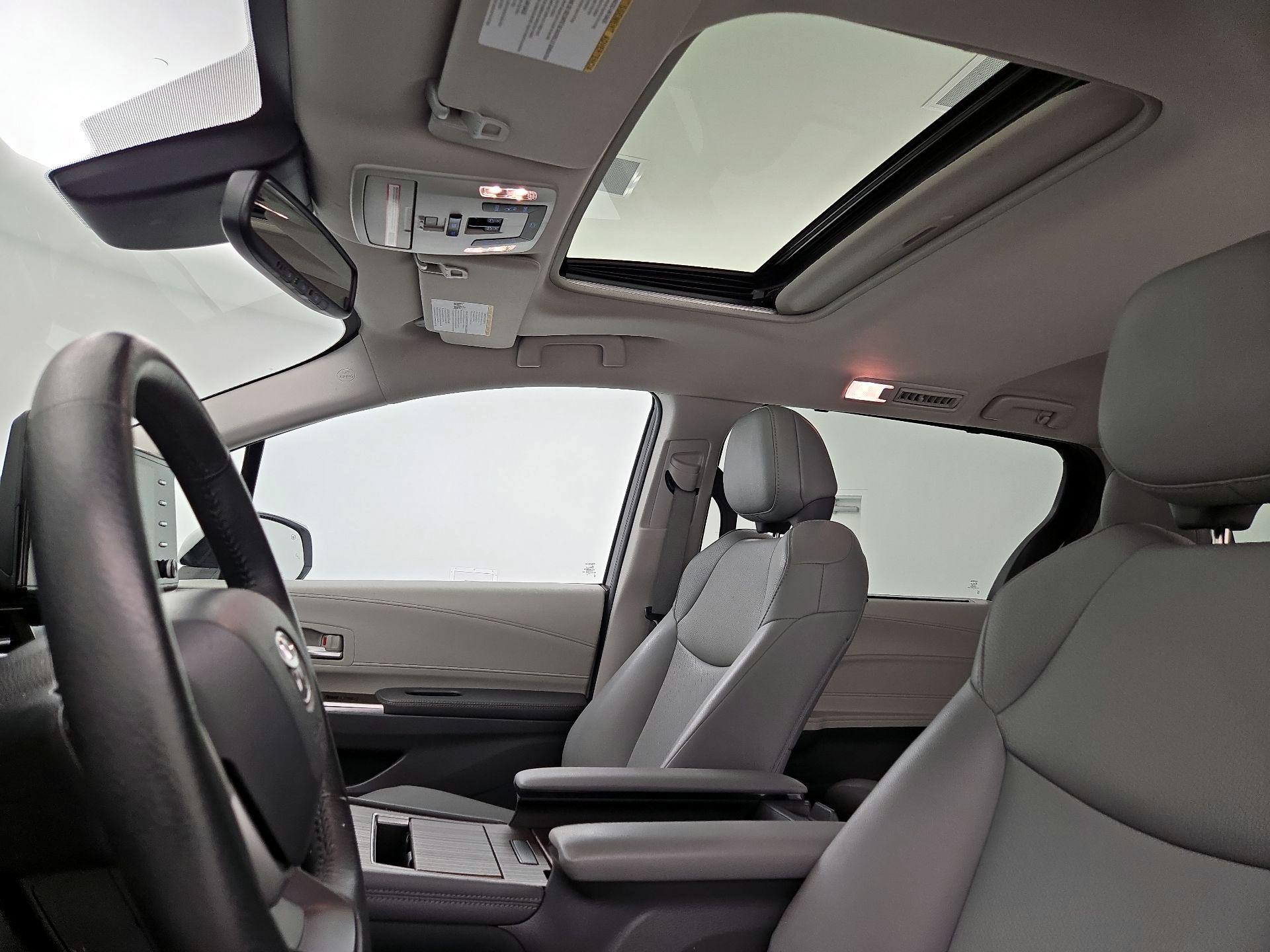 Thumbnail: 2022 Toyota Sienna - 19