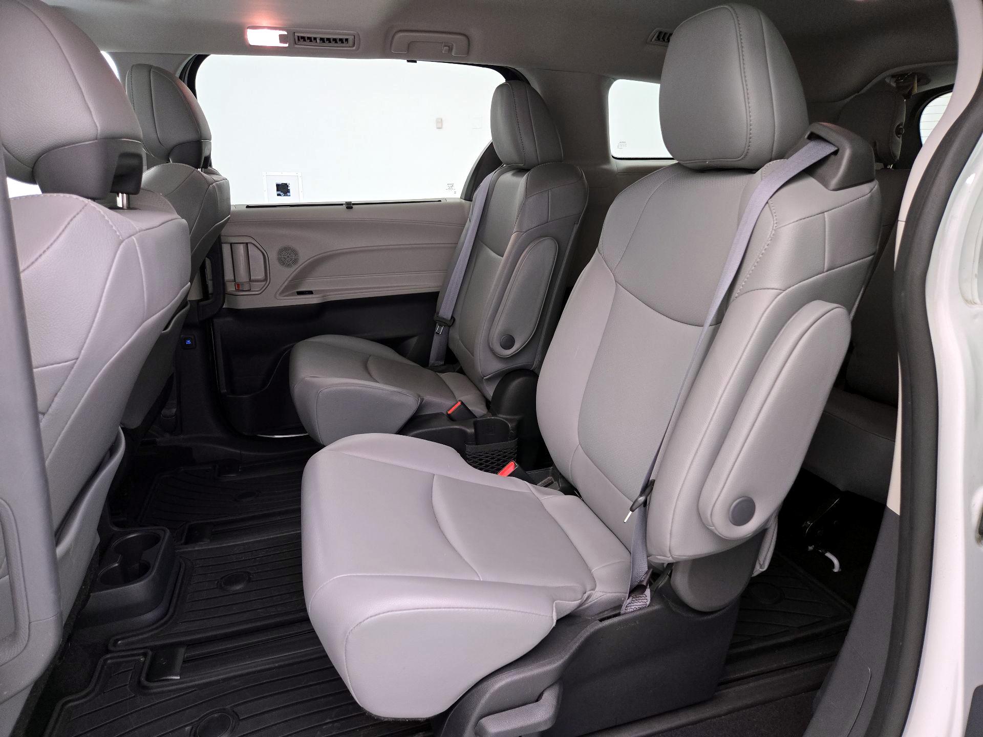 Thumbnail: 2022 Toyota Sienna - 20