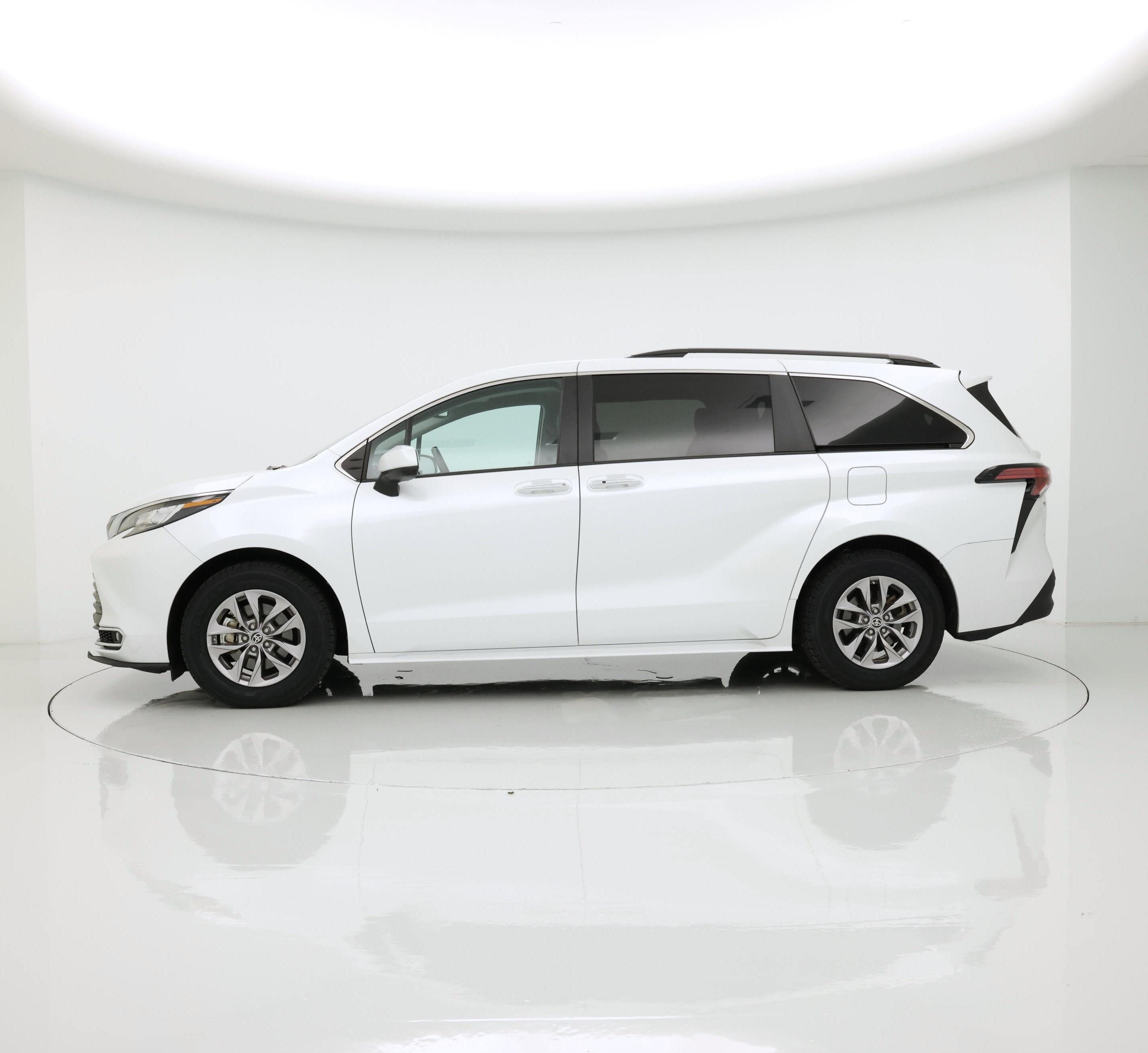 Thumbnail: 2022 Toyota Sienna - 3