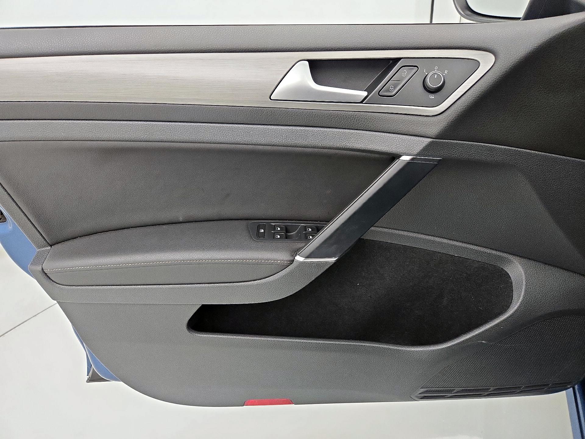 Thumbnail: 2015 Volkswagen Golf - 12