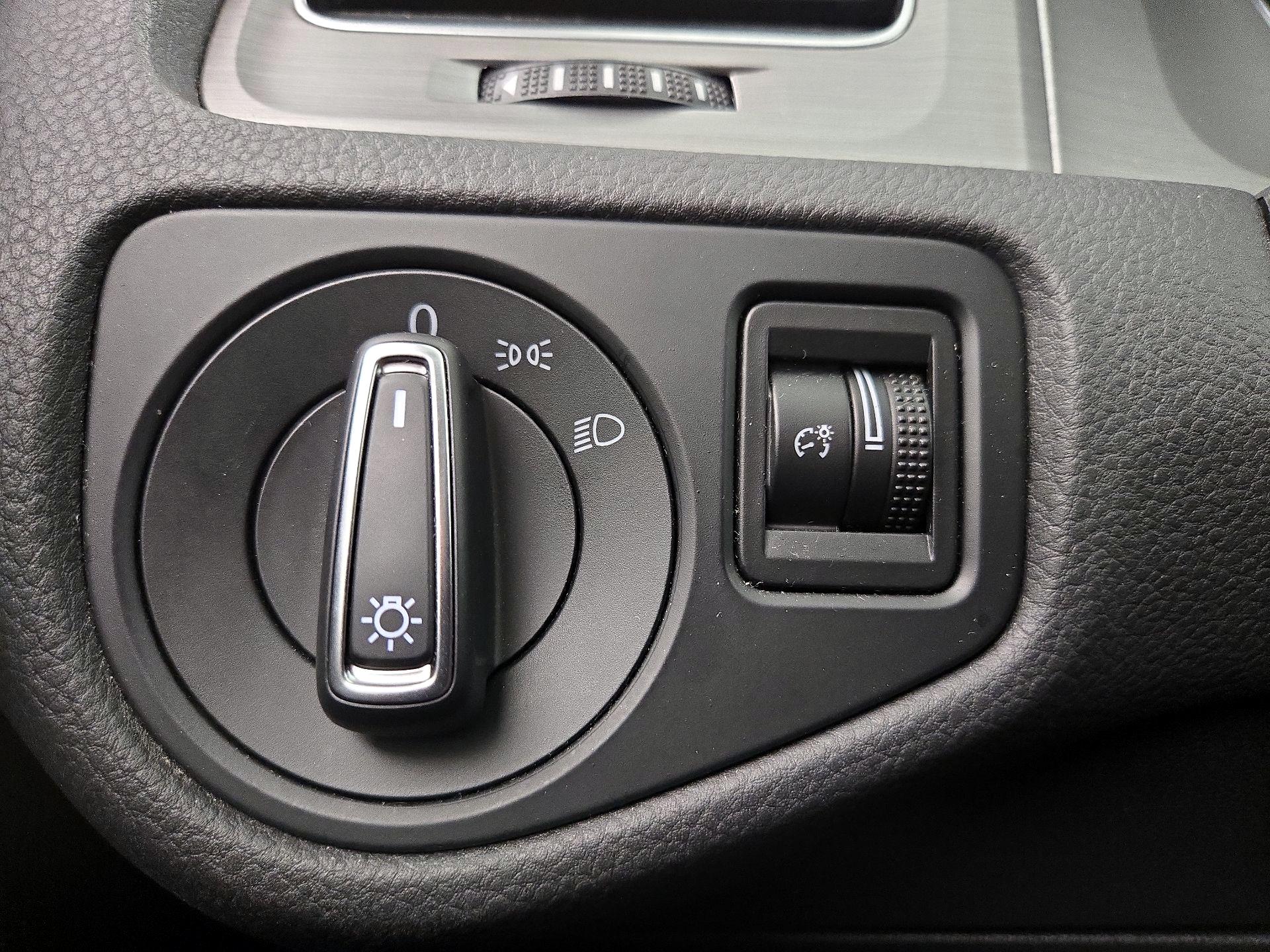Thumbnail: 2015 Volkswagen Golf - 13