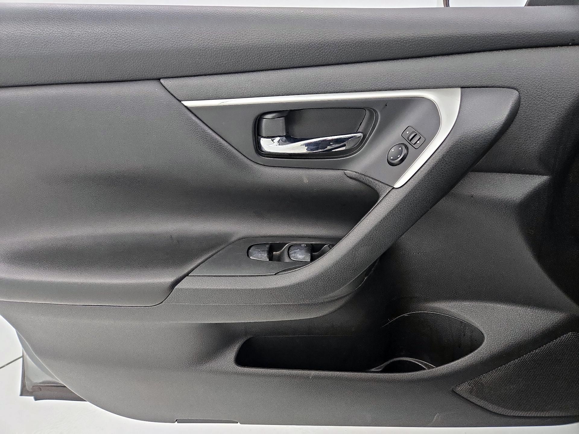 Thumbnail: 2017 Nissan Altima - 12