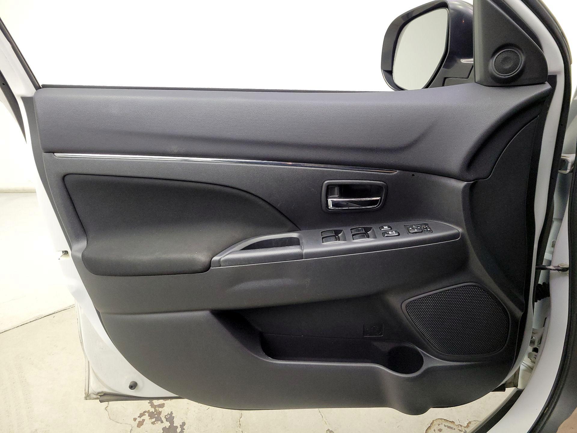 Thumbnail: 2017 Mitsubishi Outlander Sport - 12