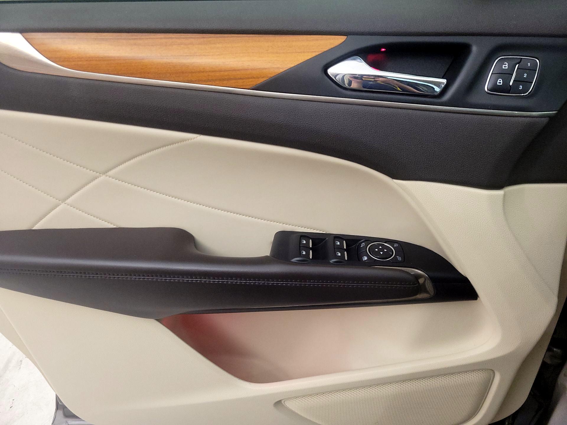 Thumbnail: 2016 Lincoln MKC - 12