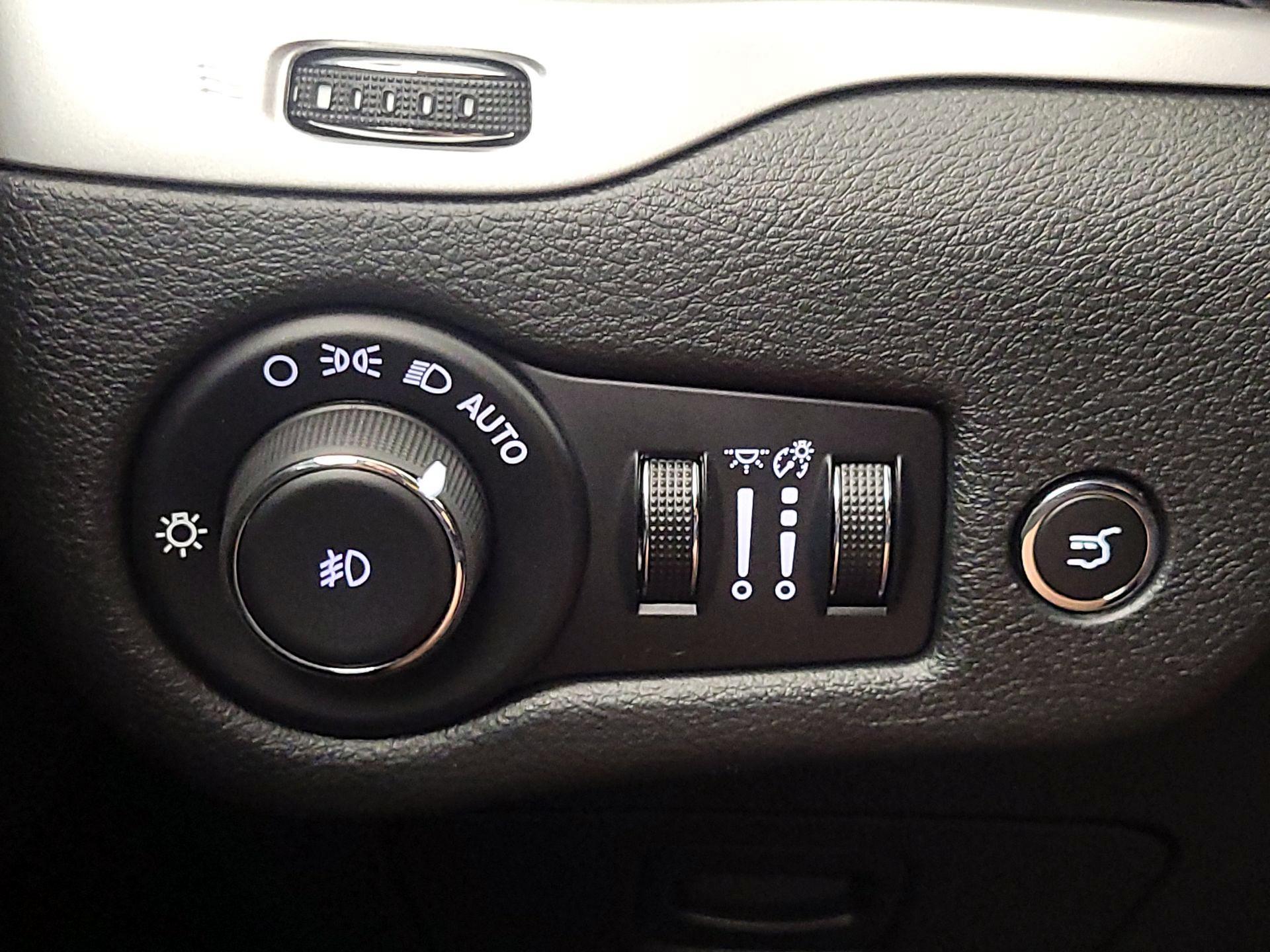 Thumbnail: 2015 Jeep Cherokee - 13