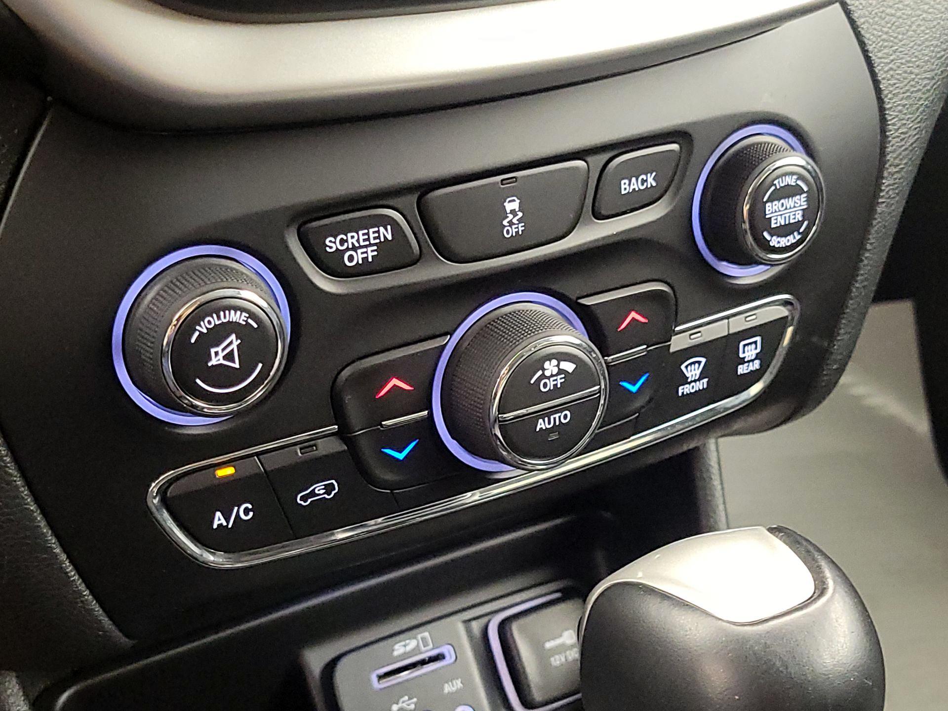 Thumbnail: 2015 Jeep Cherokee - 17
