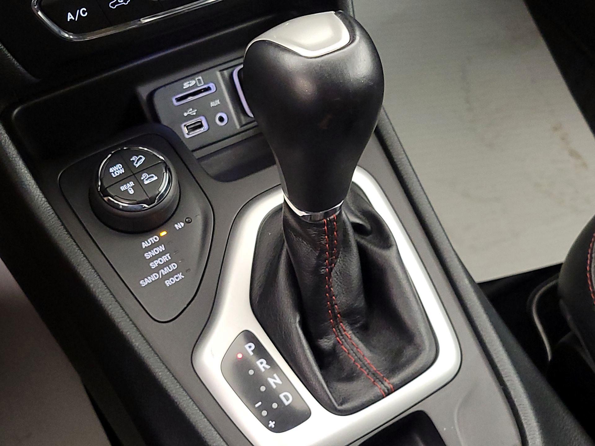 Thumbnail: 2015 Jeep Cherokee - 18