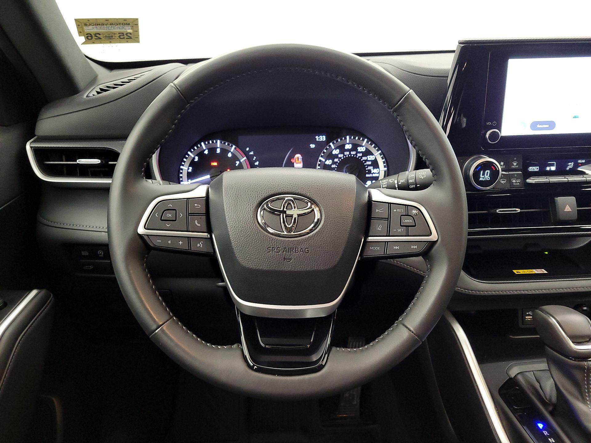 Thumbnail: 2023 Toyota Highlander - 10