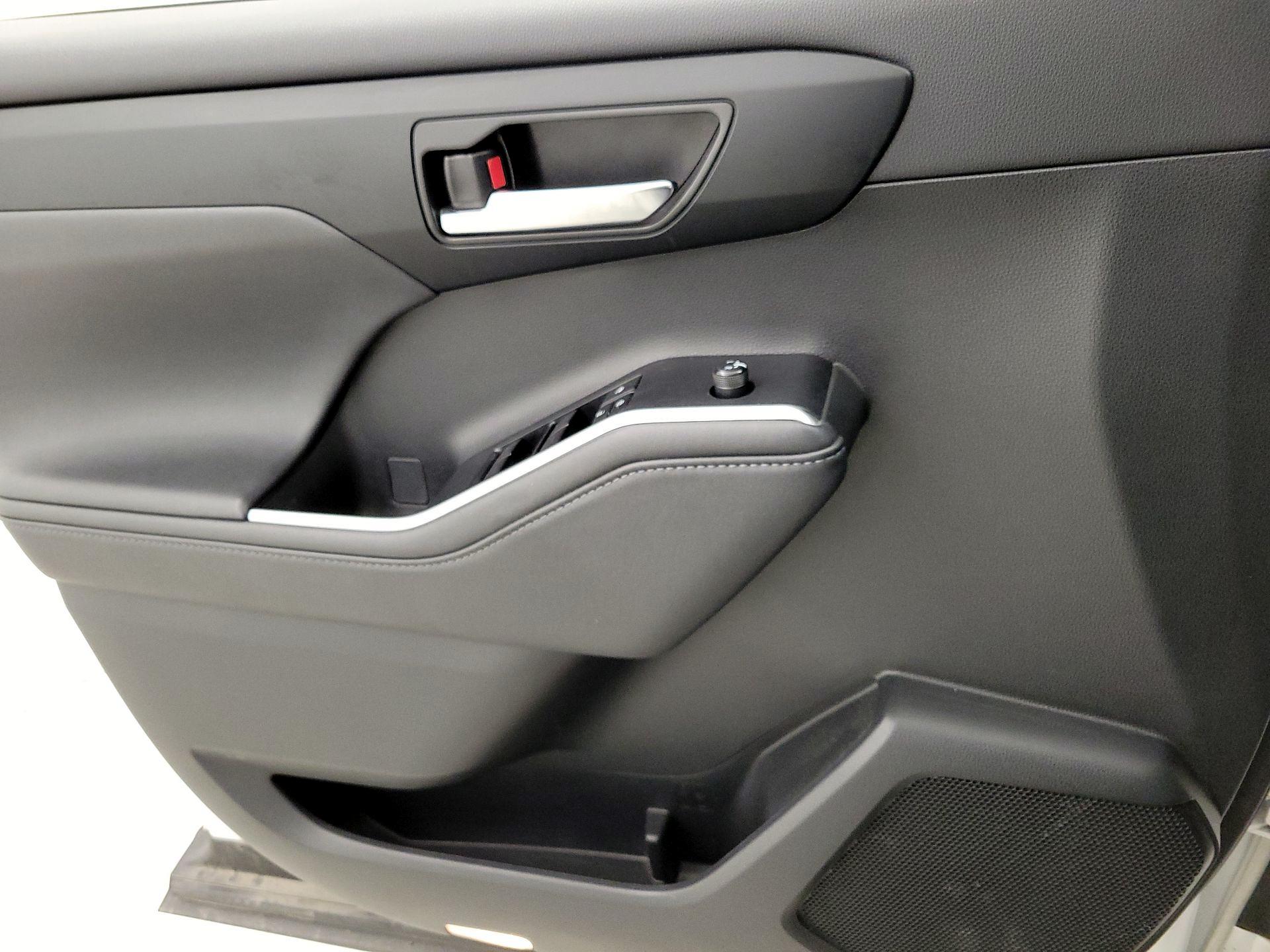 Thumbnail: 2021 Toyota Highlander - 12
