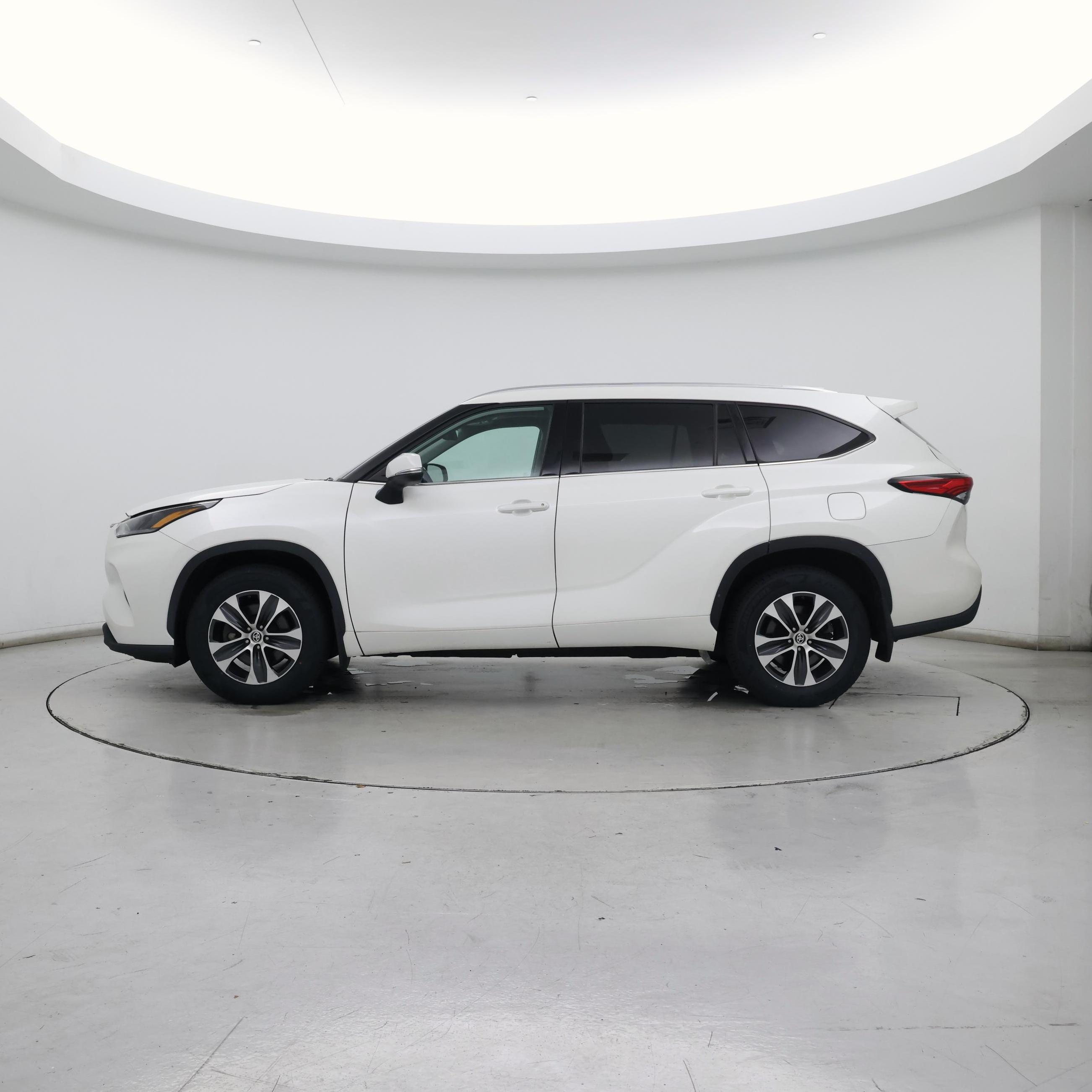 Thumbnail: 2021 Toyota Highlander - 3
