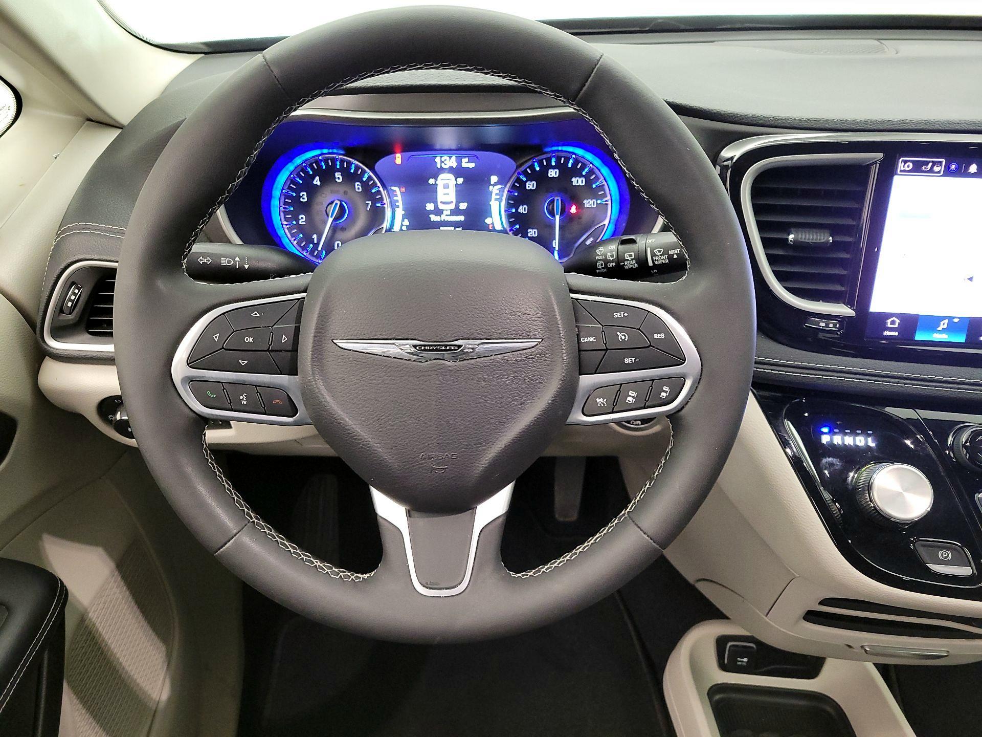 Thumbnail: 2023 Chrysler Pacifica - 10