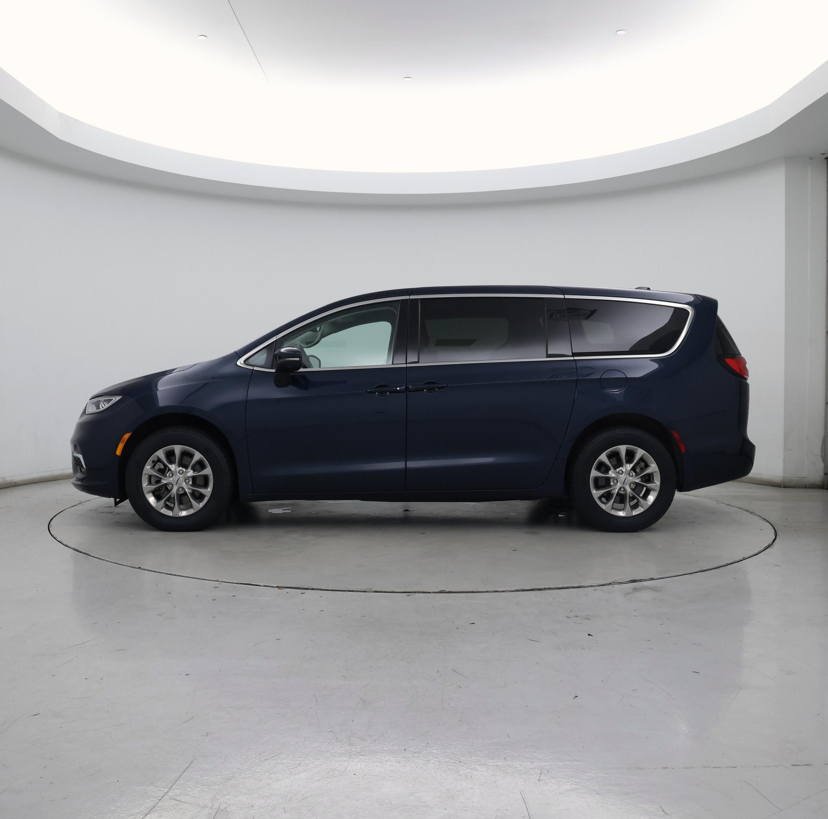 Thumbnail: 2023 Chrysler Pacifica - 3
