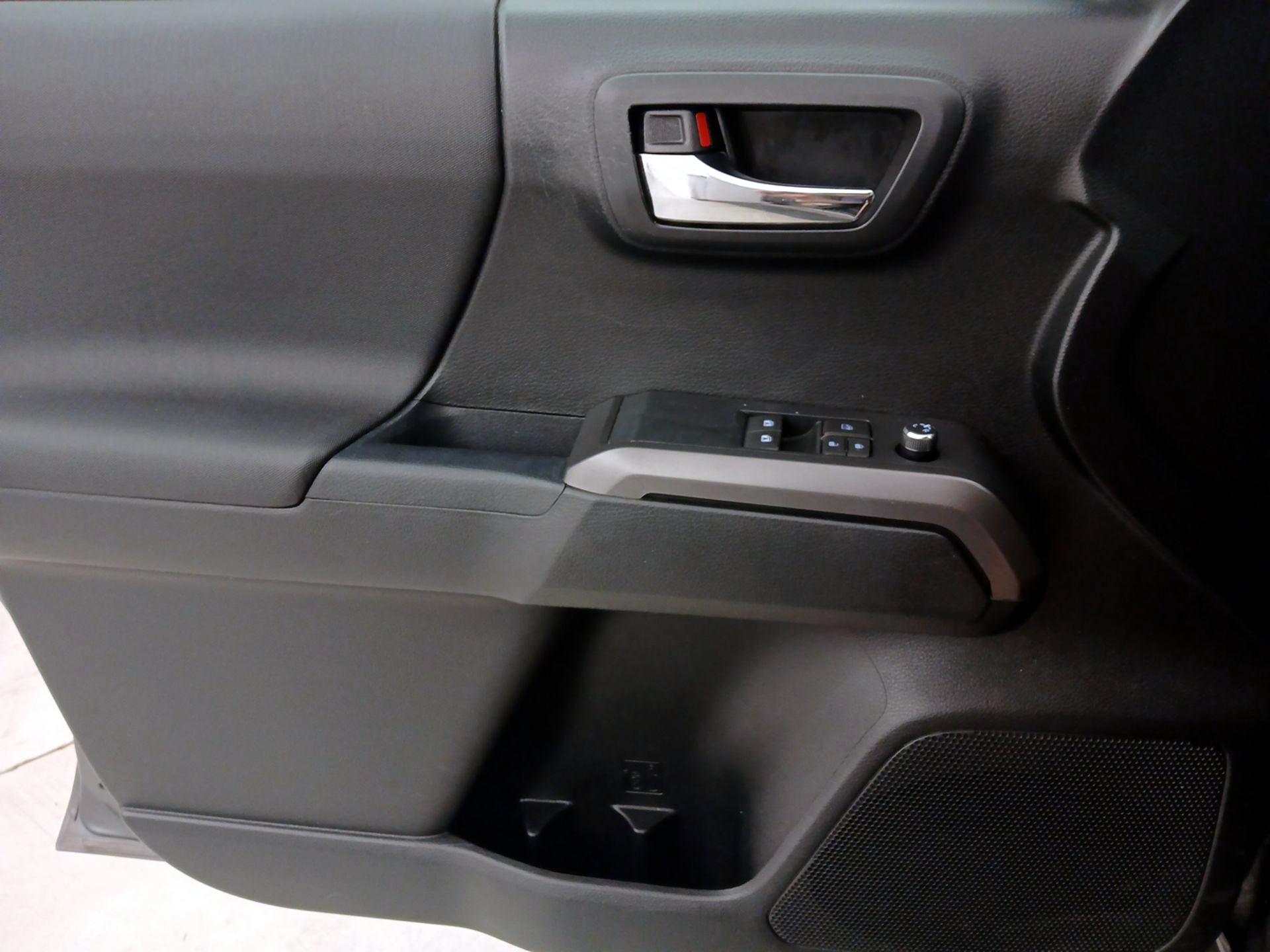 Thumbnail: 2016 Toyota Tacoma - 12