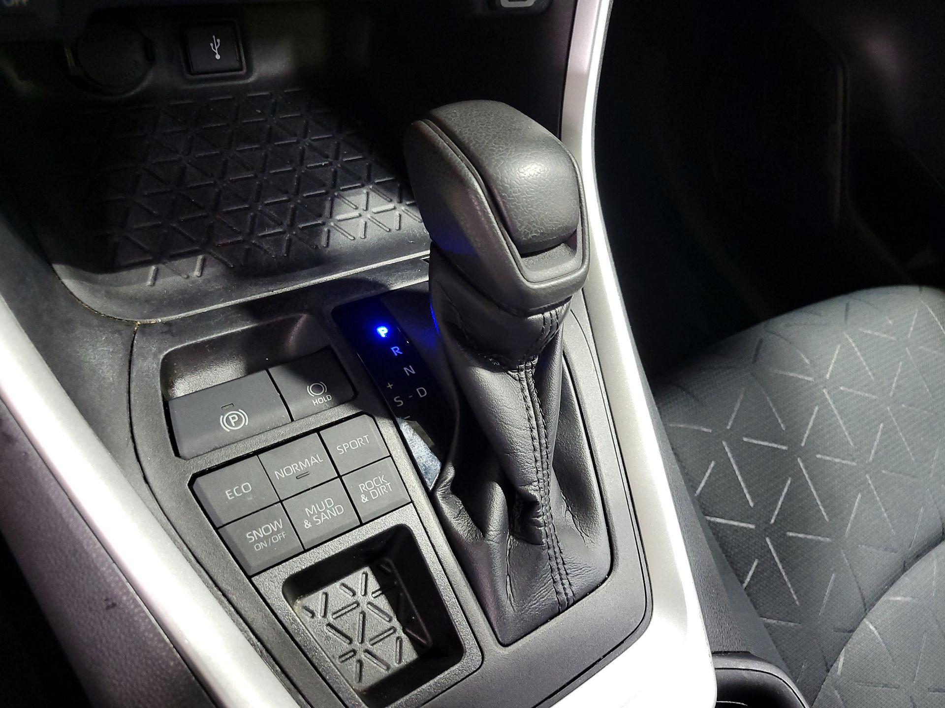 Thumbnail: 2021 Toyota RAV4 - 17