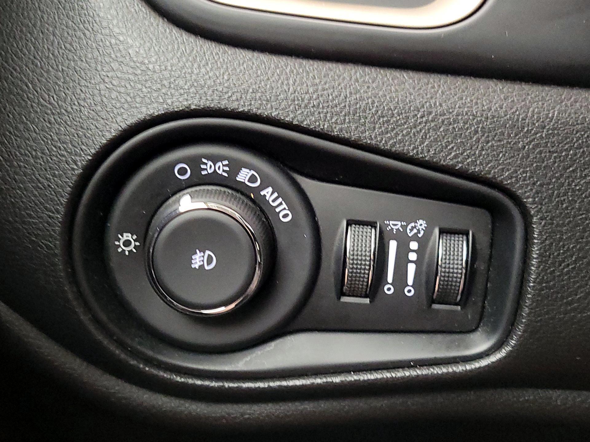 Thumbnail: 2016 Jeep Renegade - 13