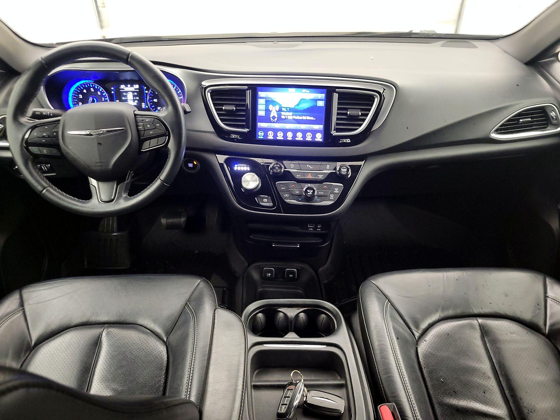 Thumbnail: 2018 Chrysler Pacifica - 9