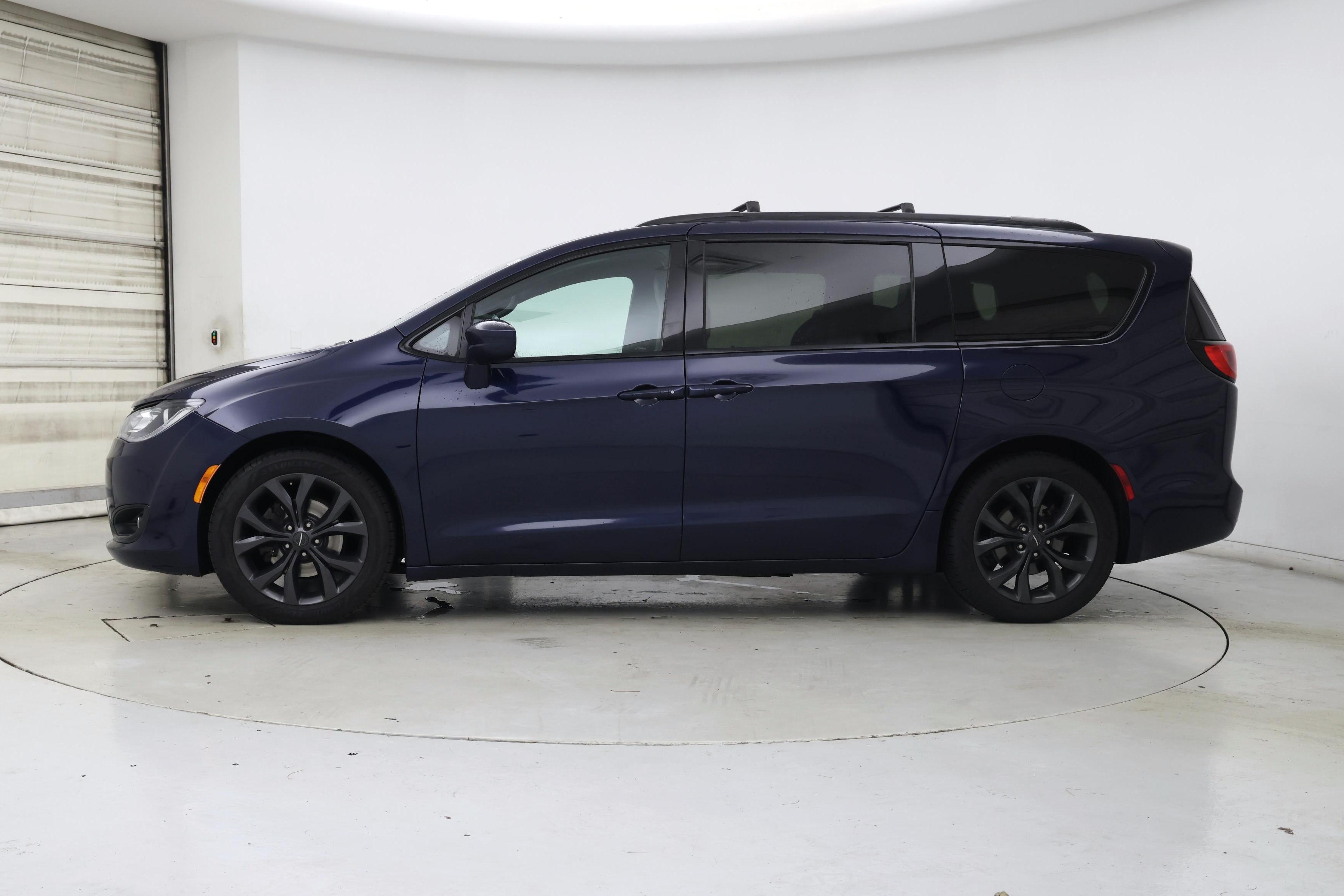 Thumbnail: 2018 Chrysler Pacifica - 3