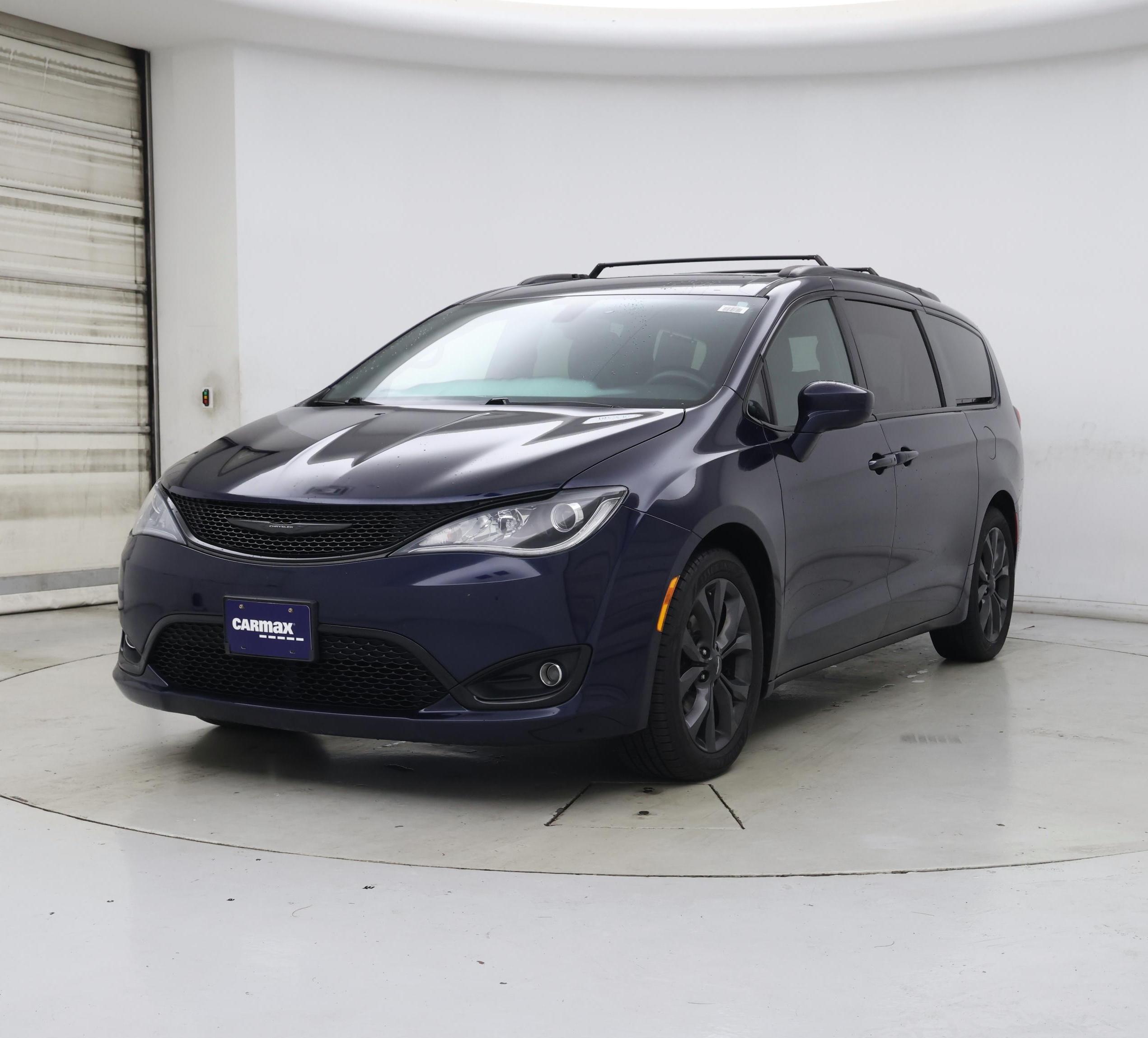 Thumbnail: 2018 Chrysler Pacifica - 4