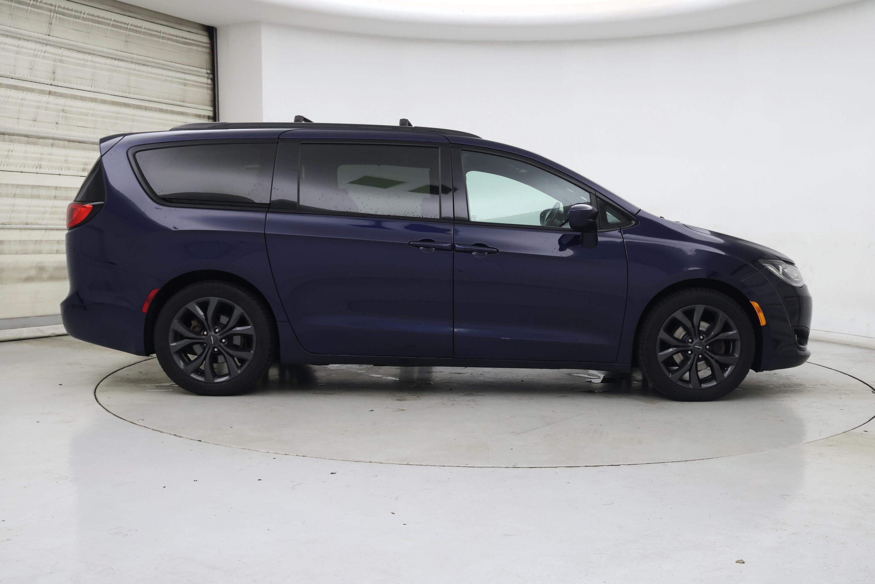 Thumbnail: 2018 Chrysler Pacifica - 7