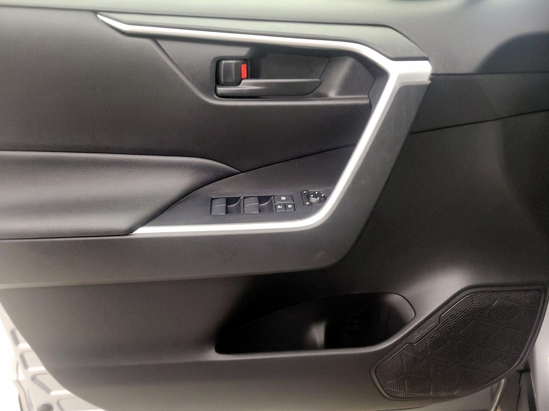 Thumbnail: 2020 Toyota RAV4 - 12