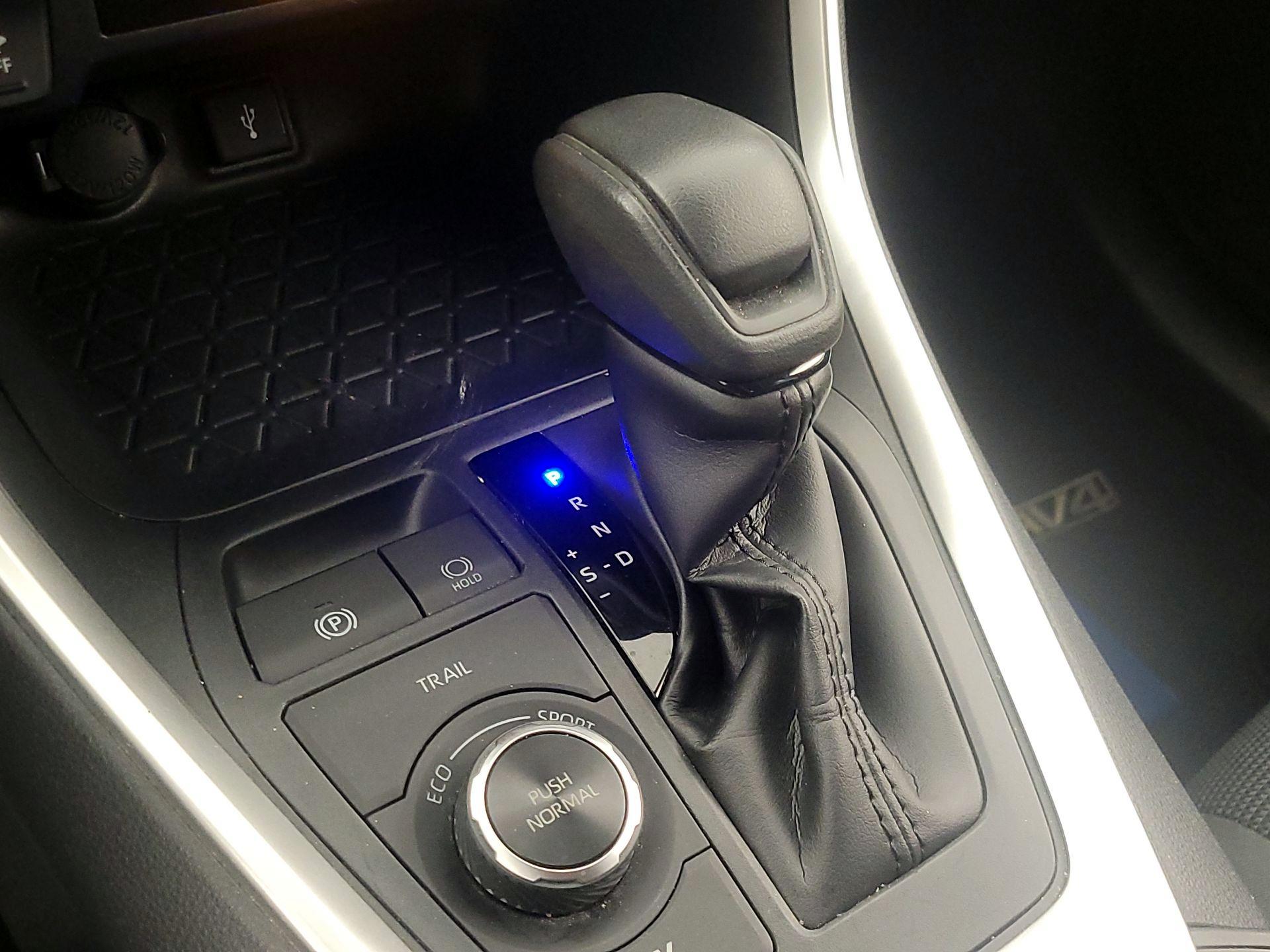 Thumbnail: 2020 Toyota RAV4 - 17
