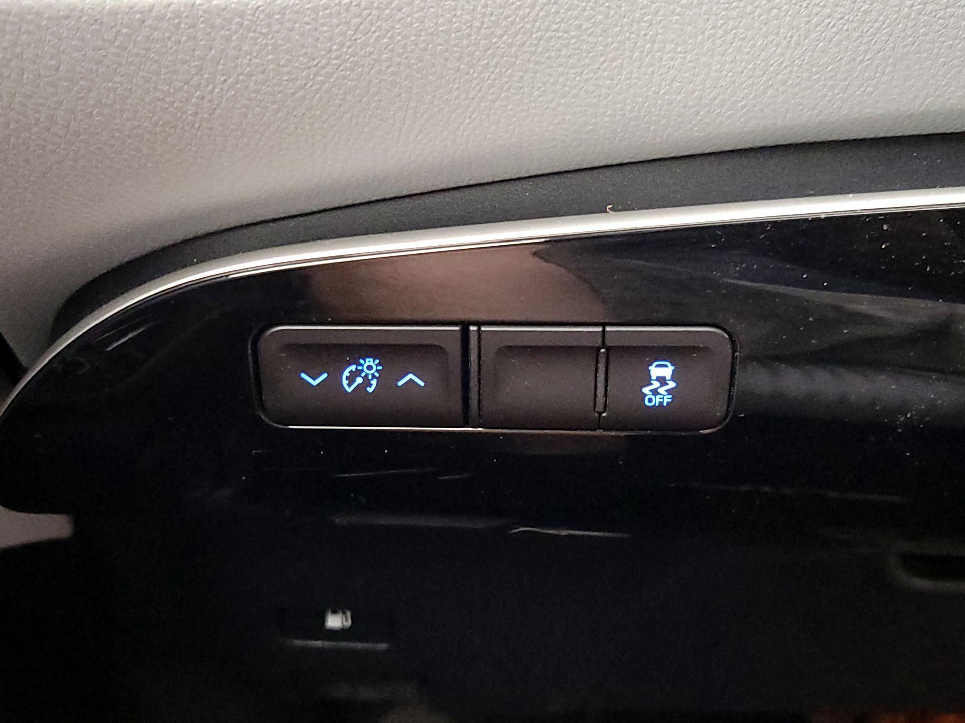 Thumbnail: 2016 Toyota Prius - 13