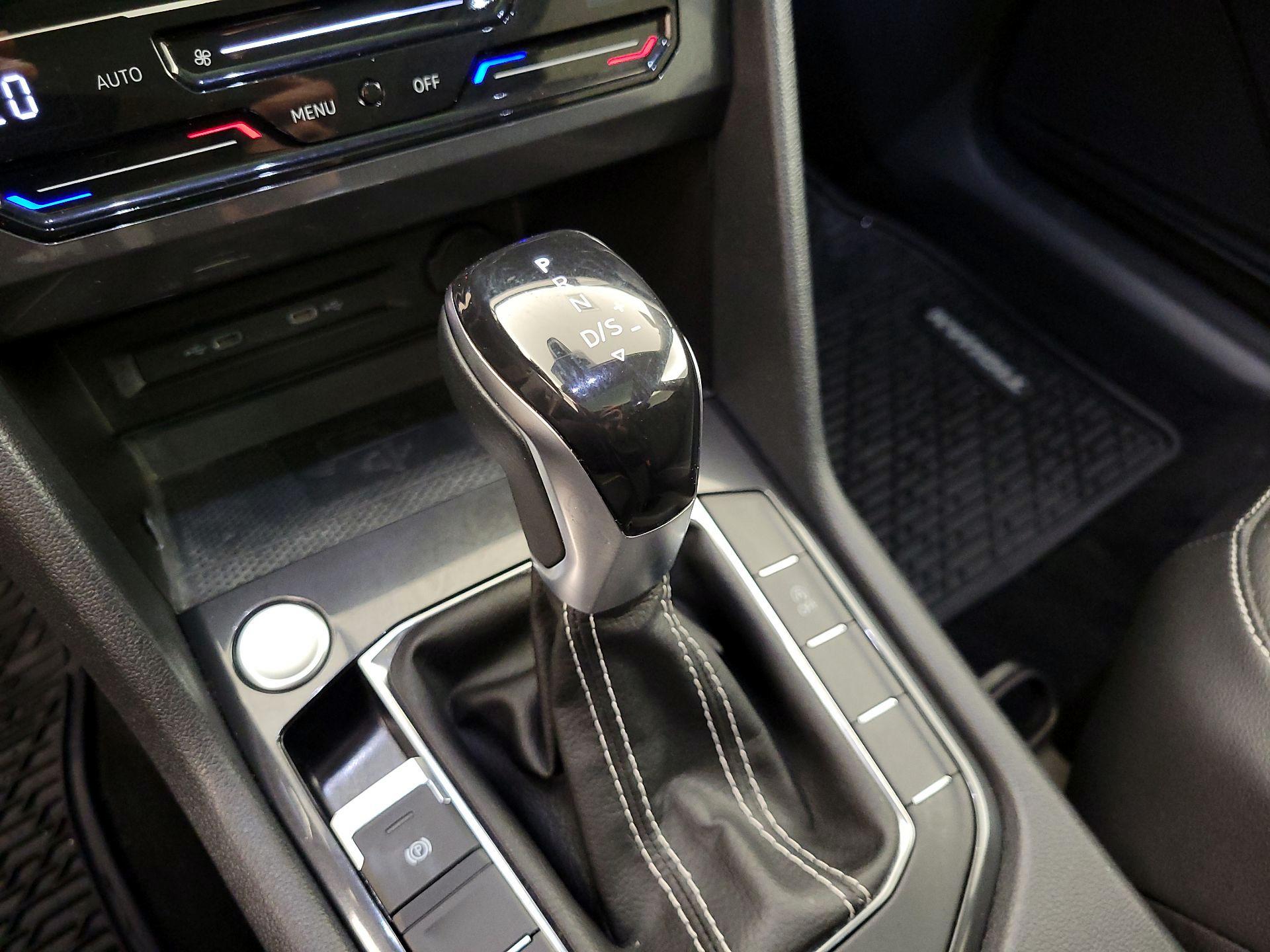 Thumbnail: 2022 Volkswagen Tiguan - 17