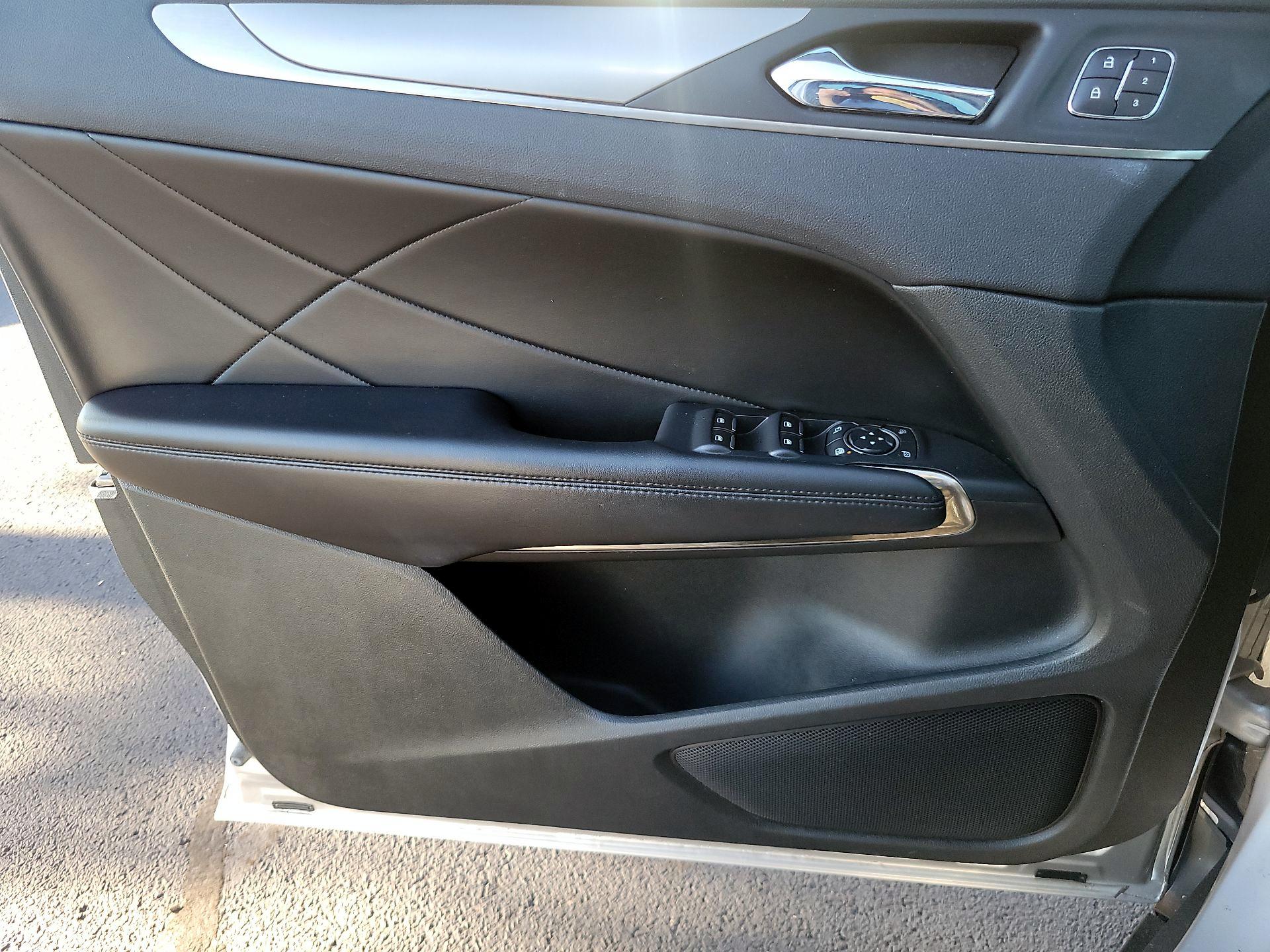 Thumbnail: 2017 Lincoln MKC - 10